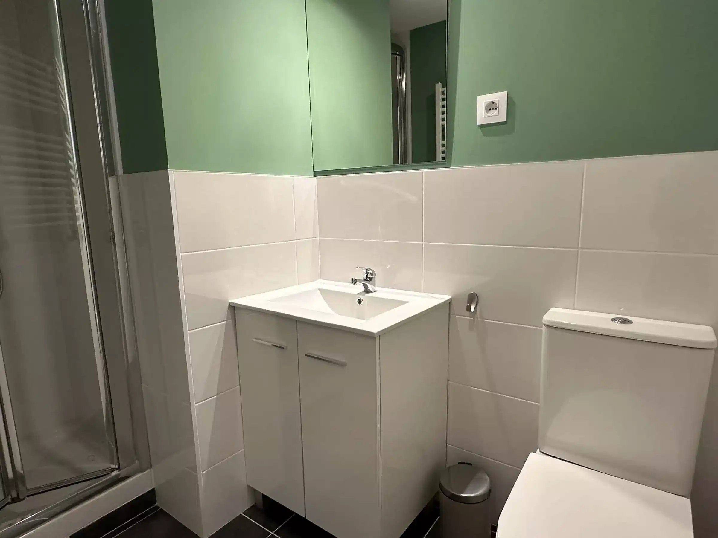 Exterior?w=400&h=260&fit=crop&q=40&auto=format&trim=auto