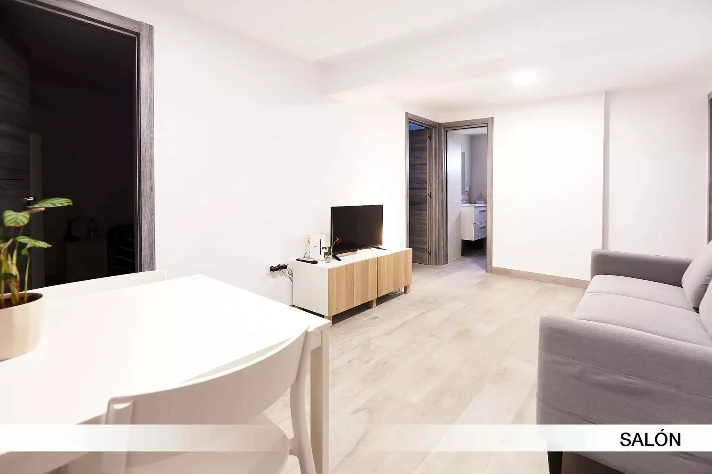 #124023: Room in 4 Bedroom 1 Bathroom (Calle Doctor Serás) - Bedroom?w=400&h=260&fit=crop&q=40&auto=format&trim=auto