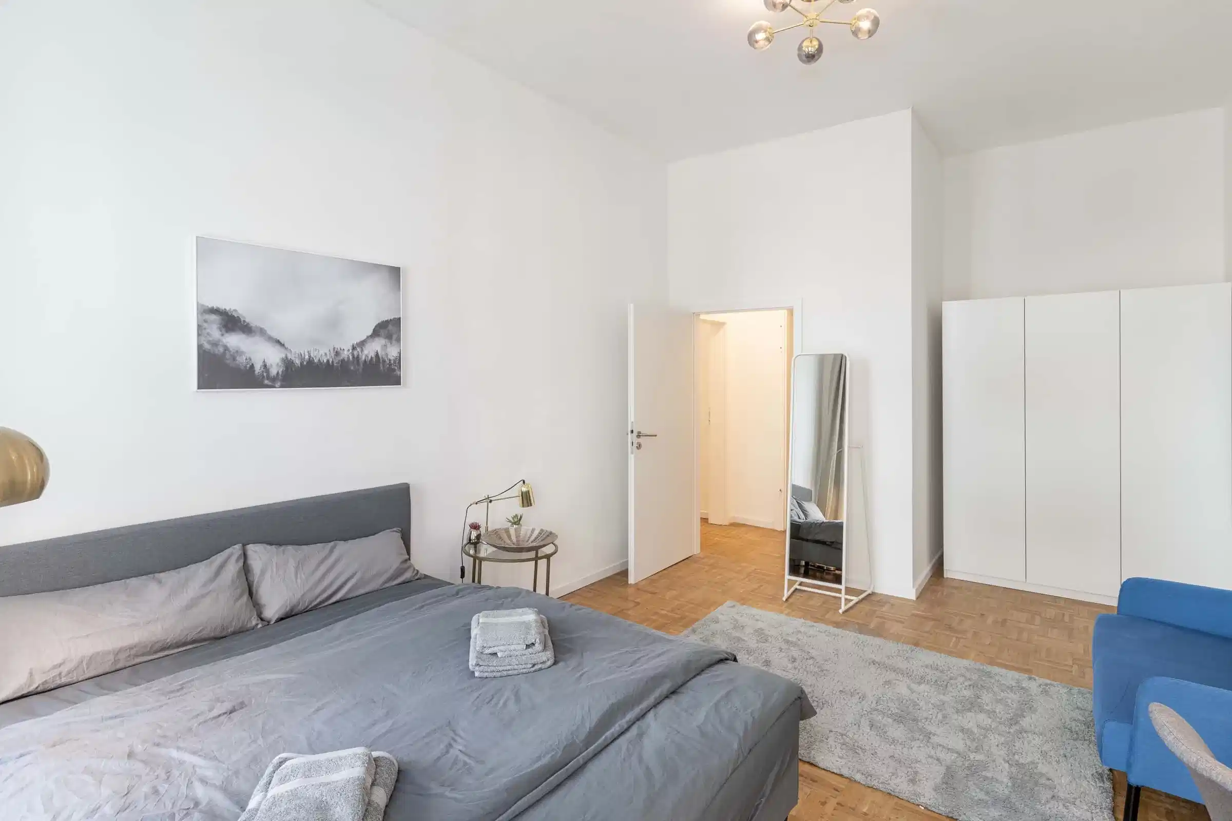 Exterior?w=400&h=260&fit=crop&q=40&auto=format&trim=auto