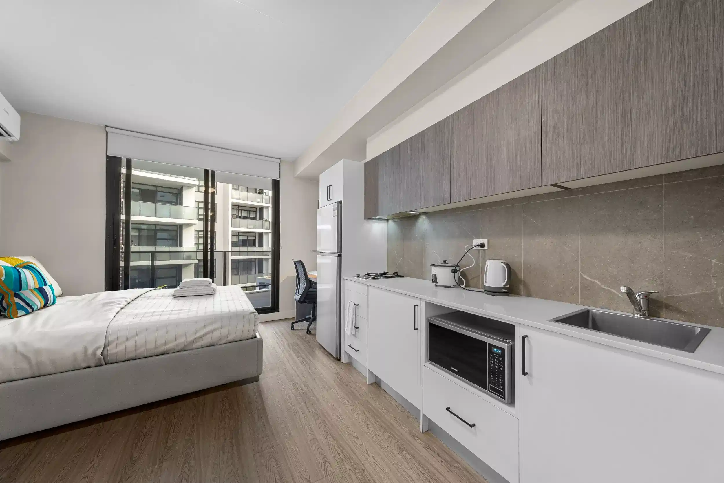 Amenities?w=400&h=260&fit=crop&q=40&auto=format&trim=auto