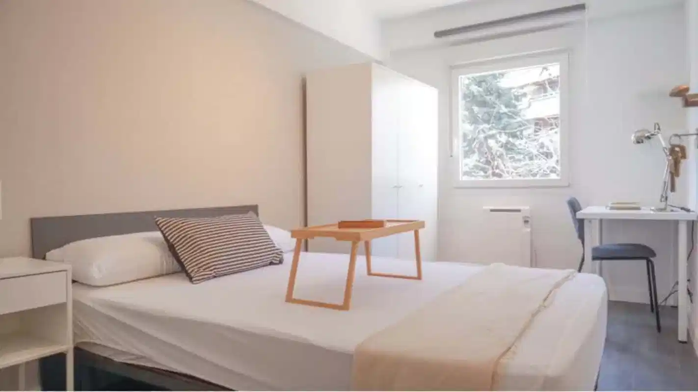 Room in a 5 Bedroom 1 Bathroom (Calle De Camarena) - Amenities?w=400&h=260&fit=crop&q=40&auto=format&trim=auto