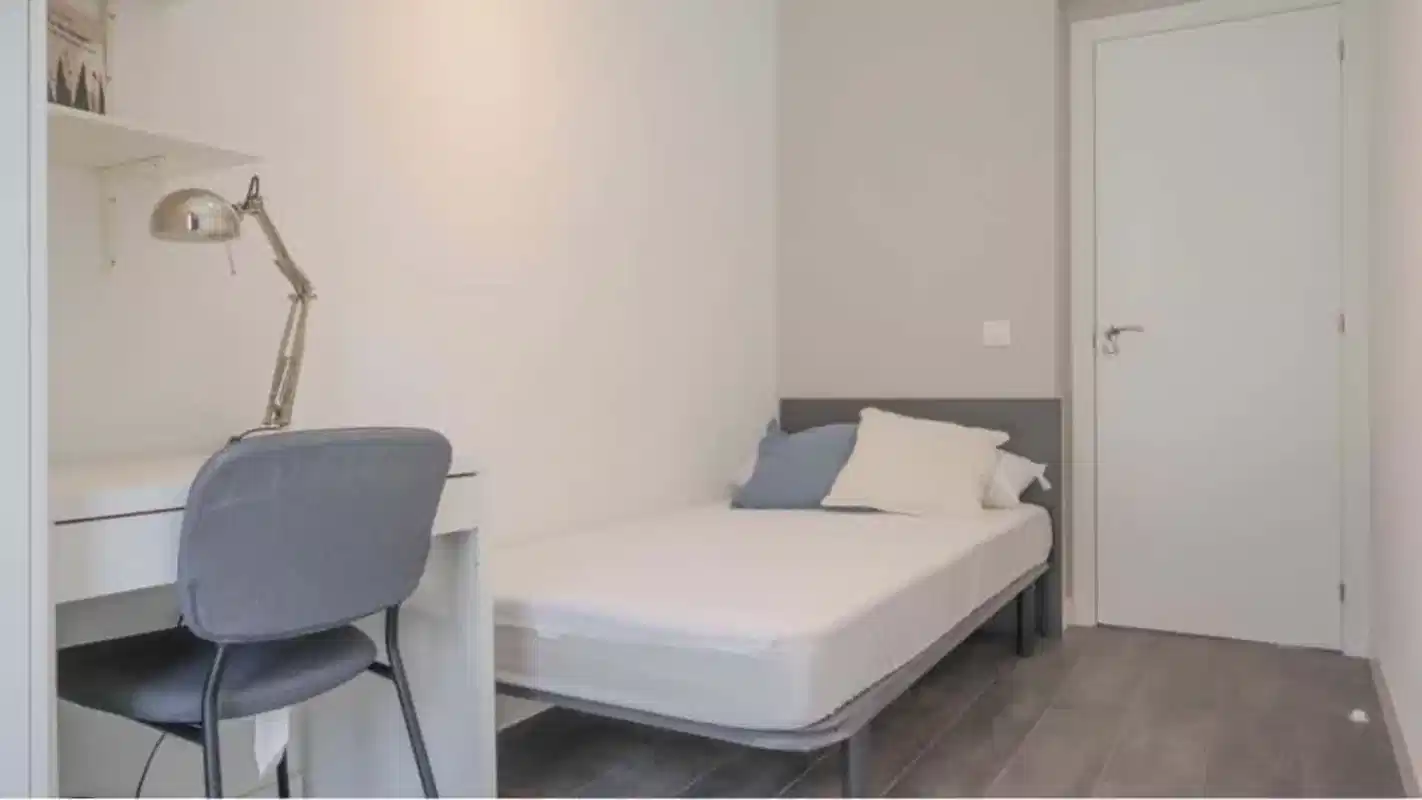 SPC 28047, Madrid - Madrid, Spain - #159673: 4 Bed 1 Bath (Avenida De Nuestra Señora De Fátima) - Bedroom