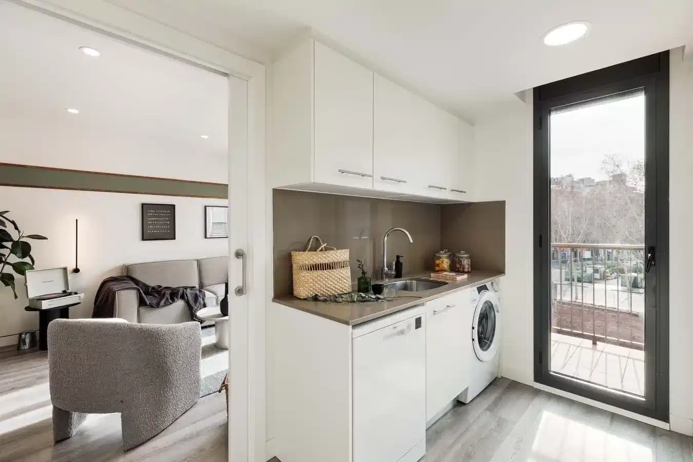 Exterior?w=400&h=260&fit=crop&q=40&auto=format&trim=auto