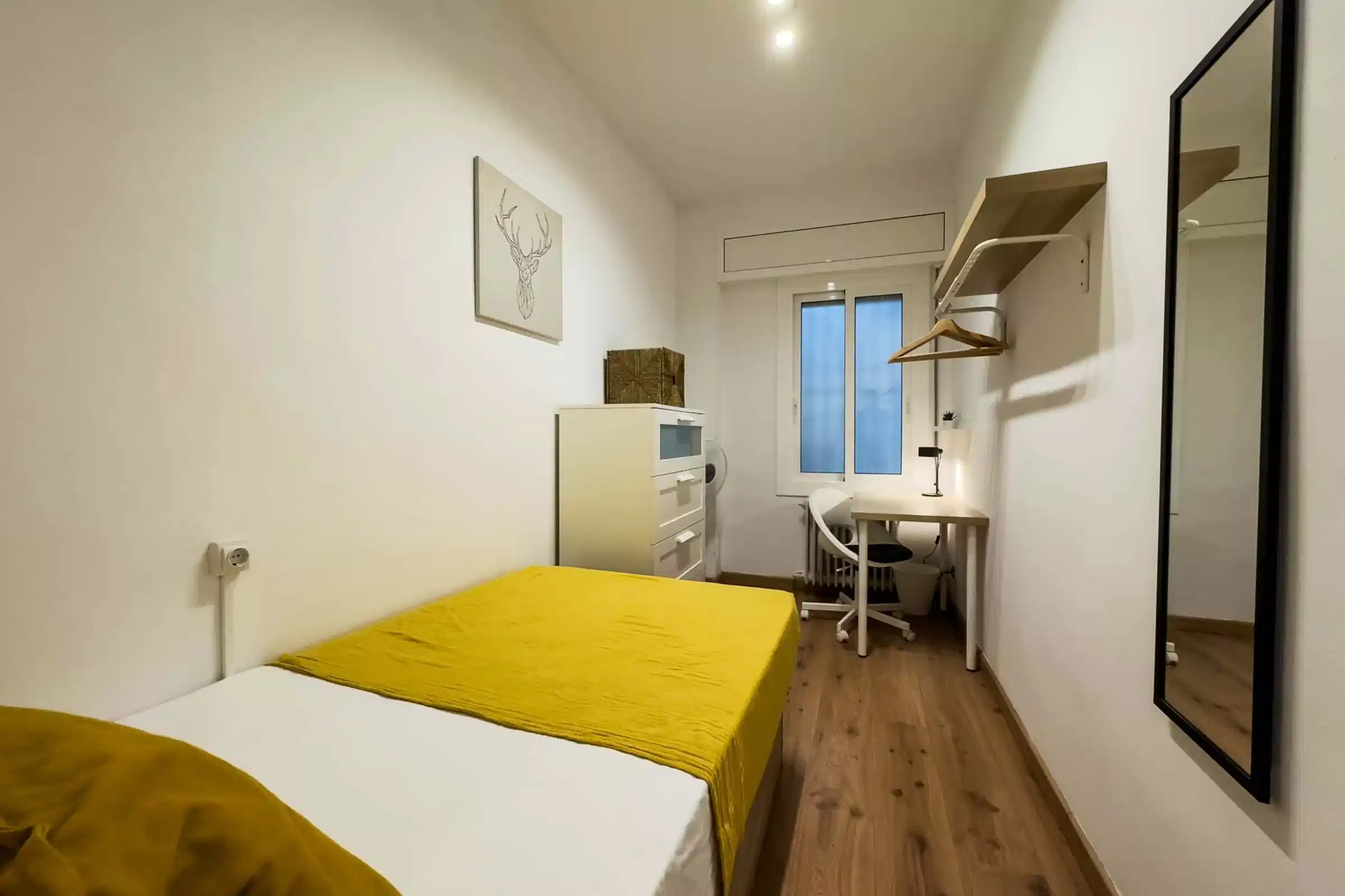 Exterior?w=400&h=260&fit=crop&q=40&auto=format&trim=auto