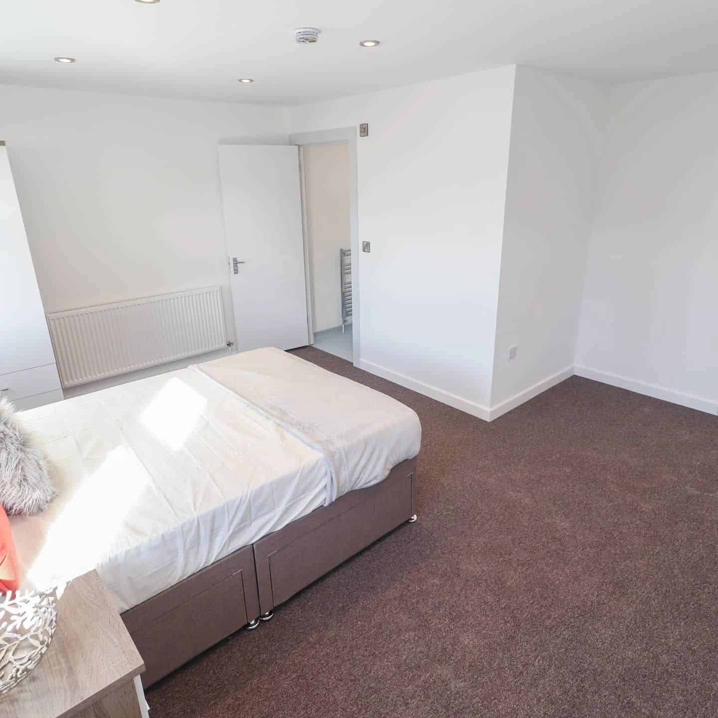 Common Area?w=400&h=260&fit=crop&q=40&auto=format&trim=auto