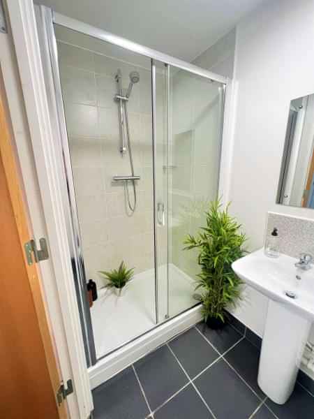 Common Area?w=400&h=260&fit=crop&q=40&auto=format&trim=auto