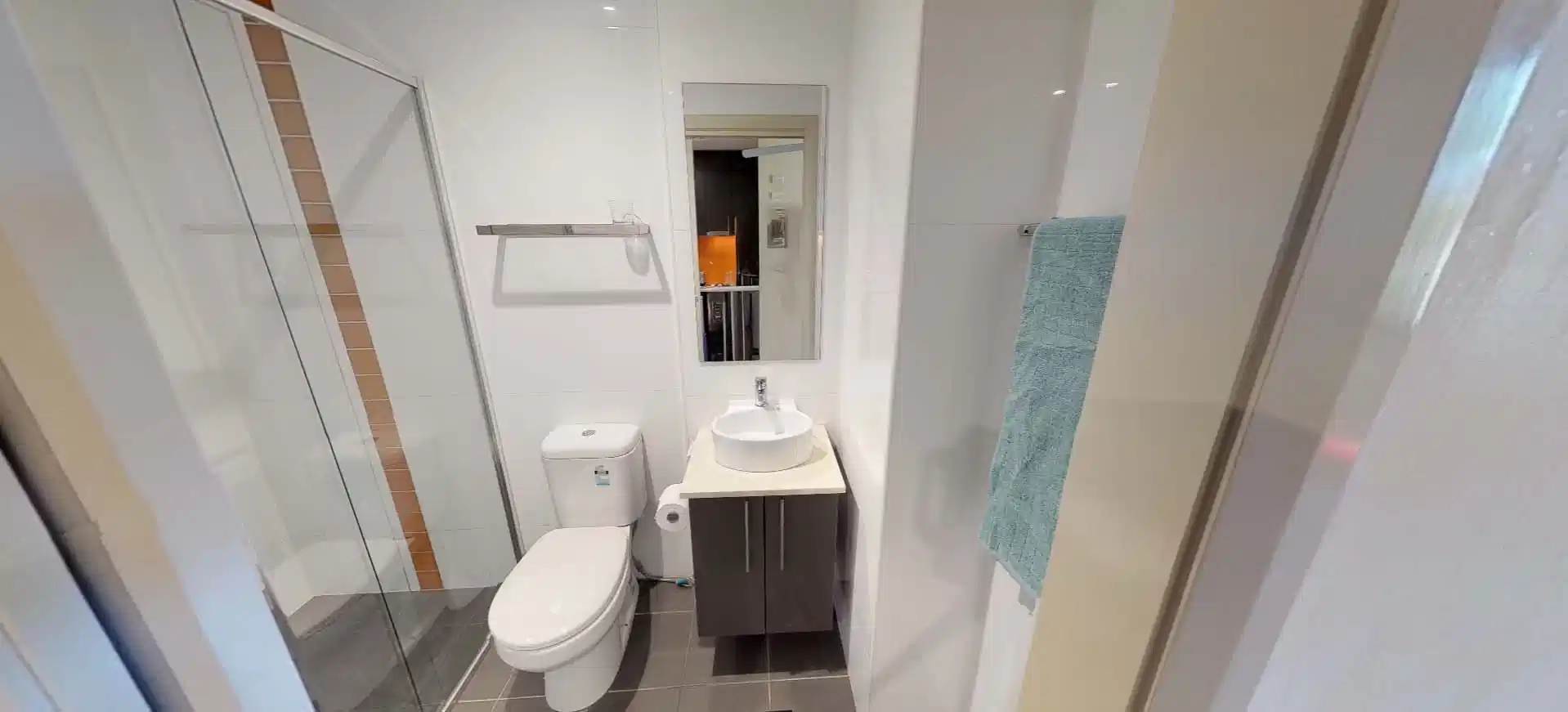 Exterior?w=400&h=260&fit=crop&q=40&auto=format&trim=auto