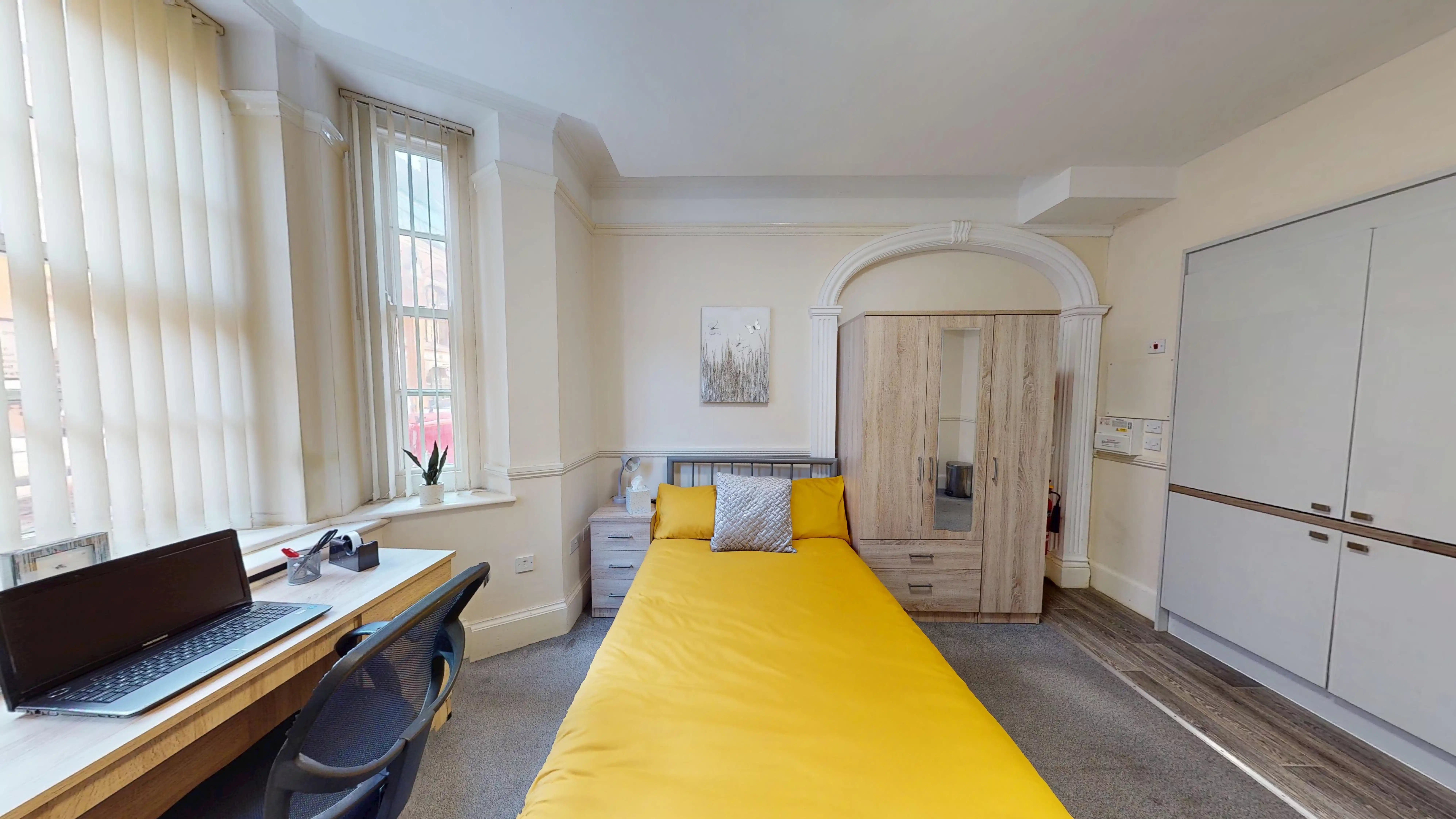 Exterior?w=400&h=260&fit=crop&q=40&auto=format&trim=auto