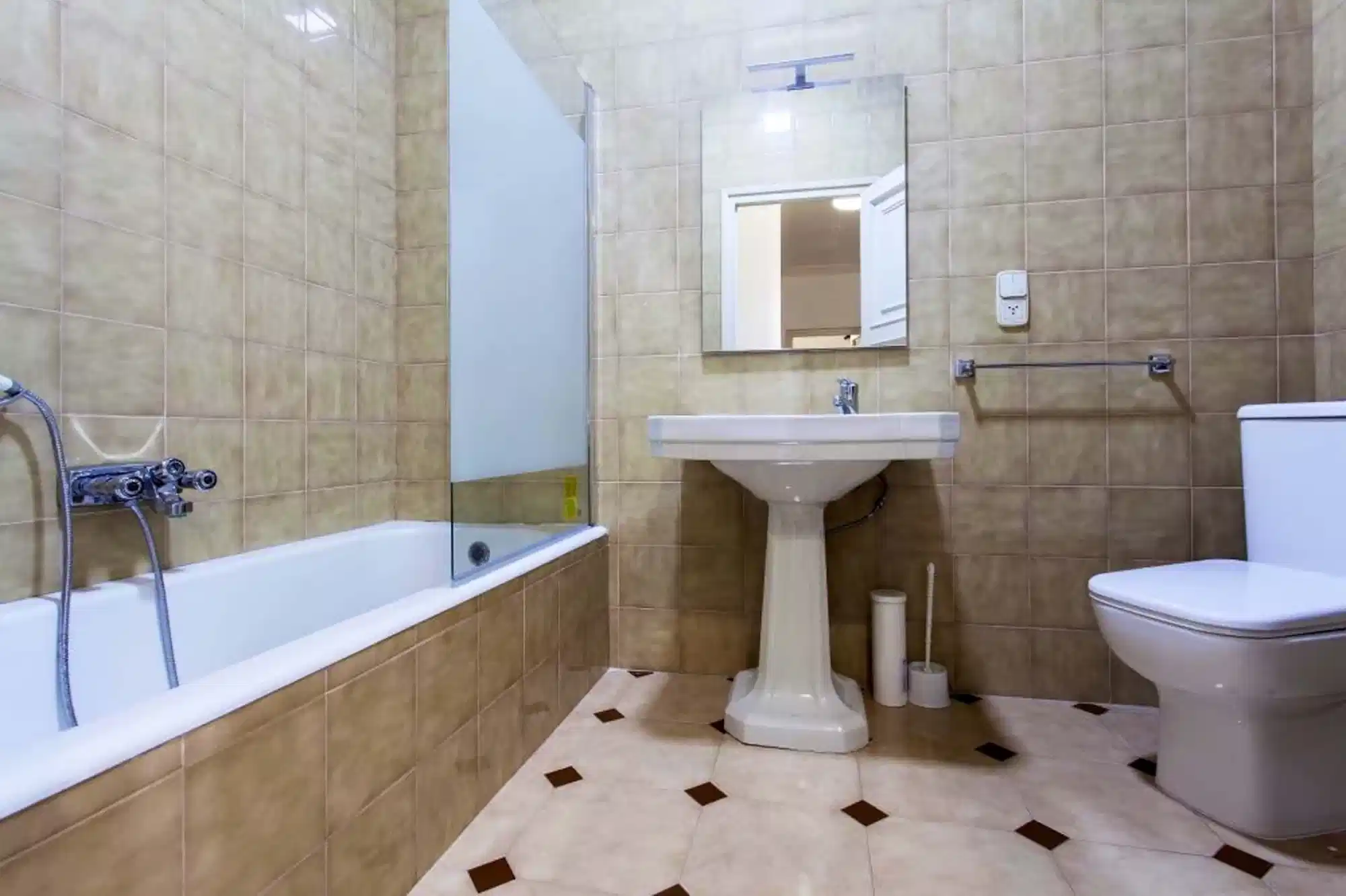 Exterior?w=400&h=260&fit=crop&q=40&auto=format&trim=auto