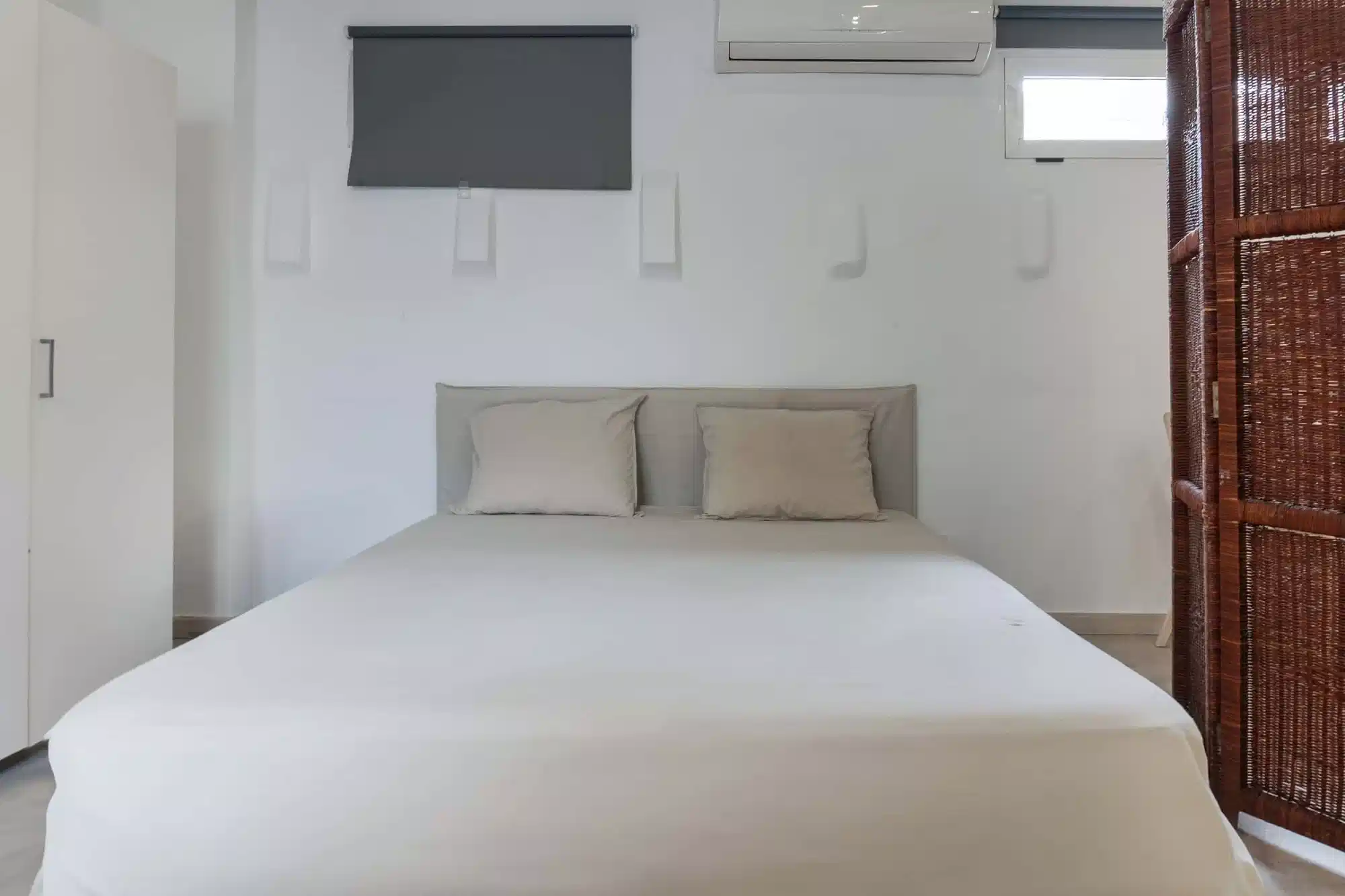 Exterior?w=400&h=260&fit=crop&q=40&auto=format&trim=auto