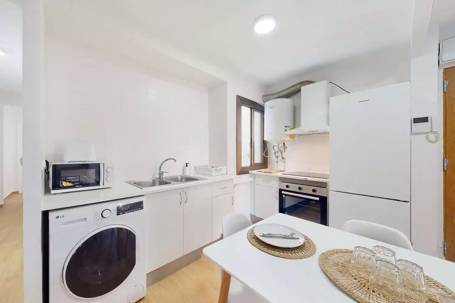 Exterior?w=400&h=260&fit=crop&q=40&auto=format&trim=auto