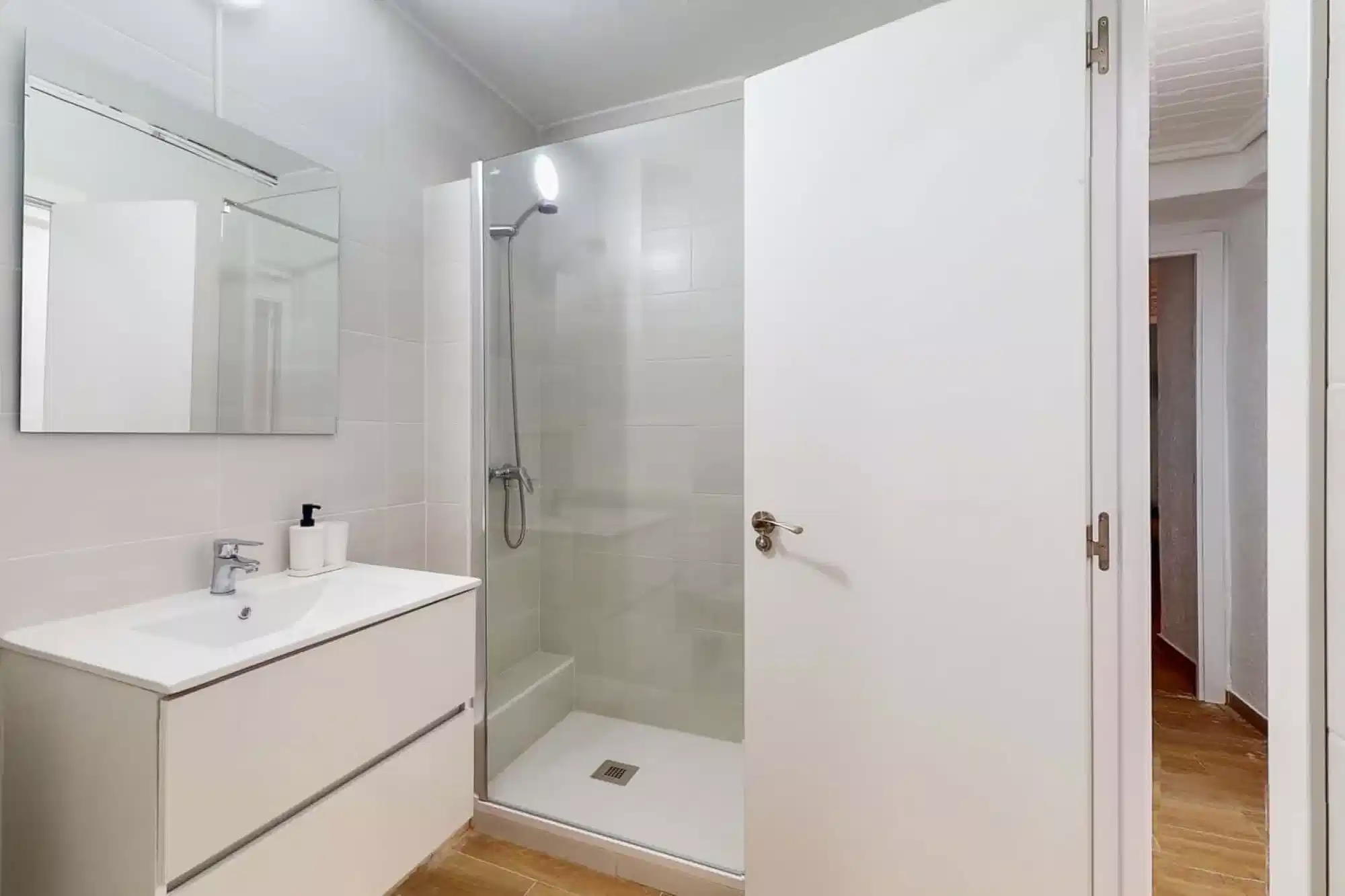 Exterior?w=400&h=260&fit=crop&q=40&auto=format&trim=auto