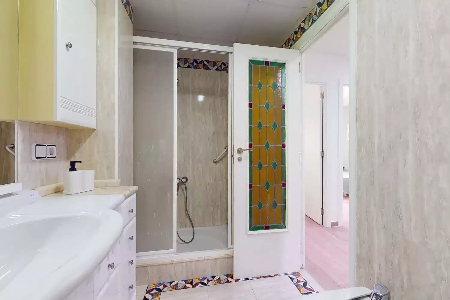 Common Area?w=400&h=260&fit=crop&q=40&auto=format&trim=auto