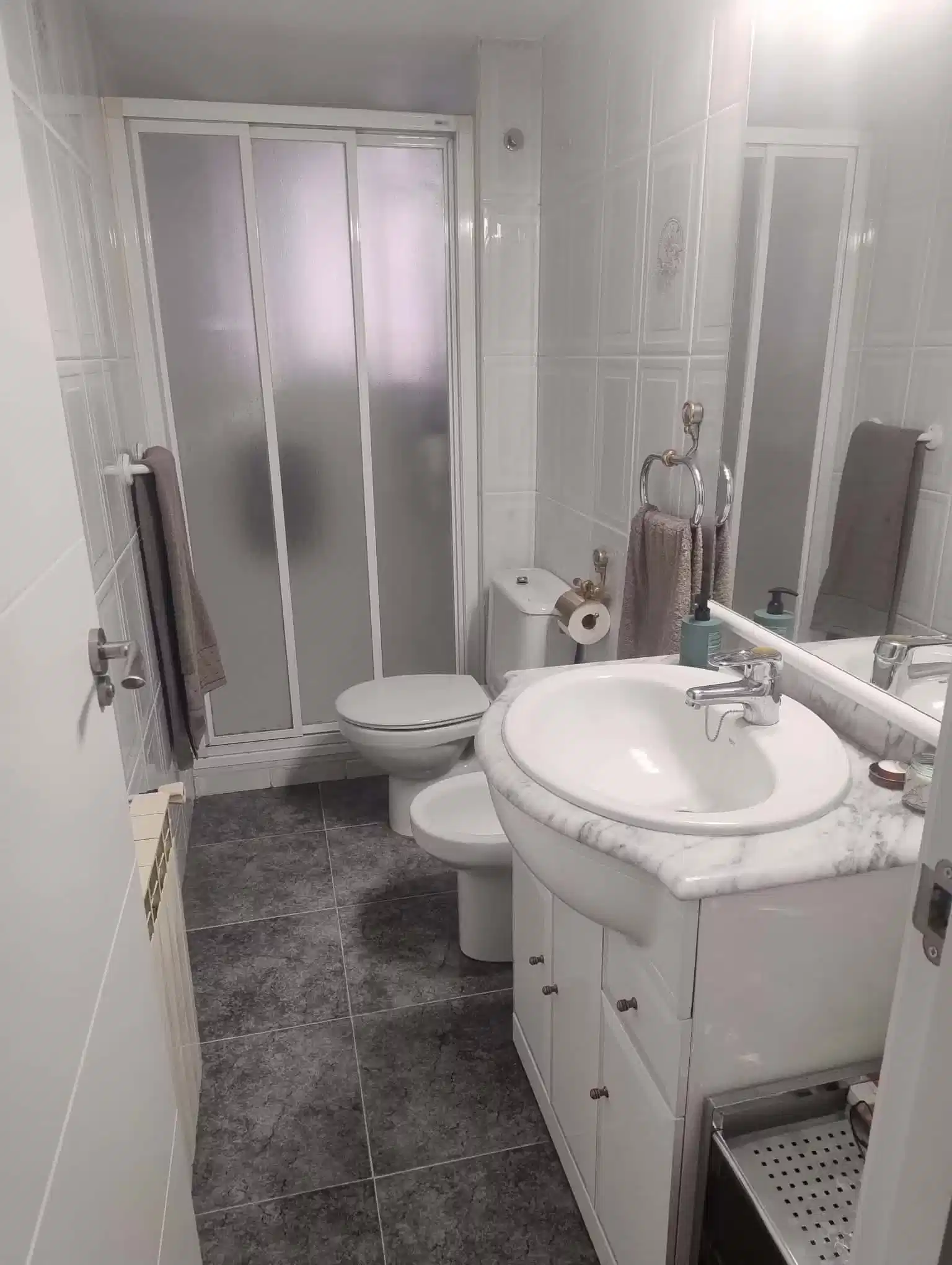 Exterior?w=400&h=260&fit=crop&q=40&auto=format&trim=auto