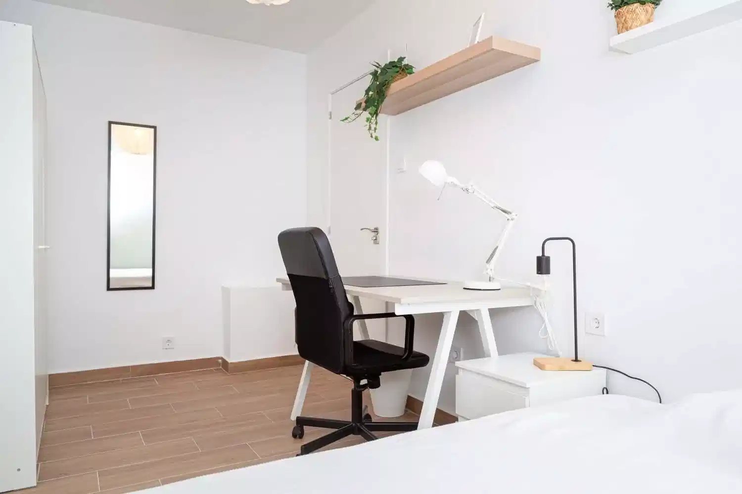 Exterior?w=400&h=260&fit=crop&q=40&auto=format&trim=auto