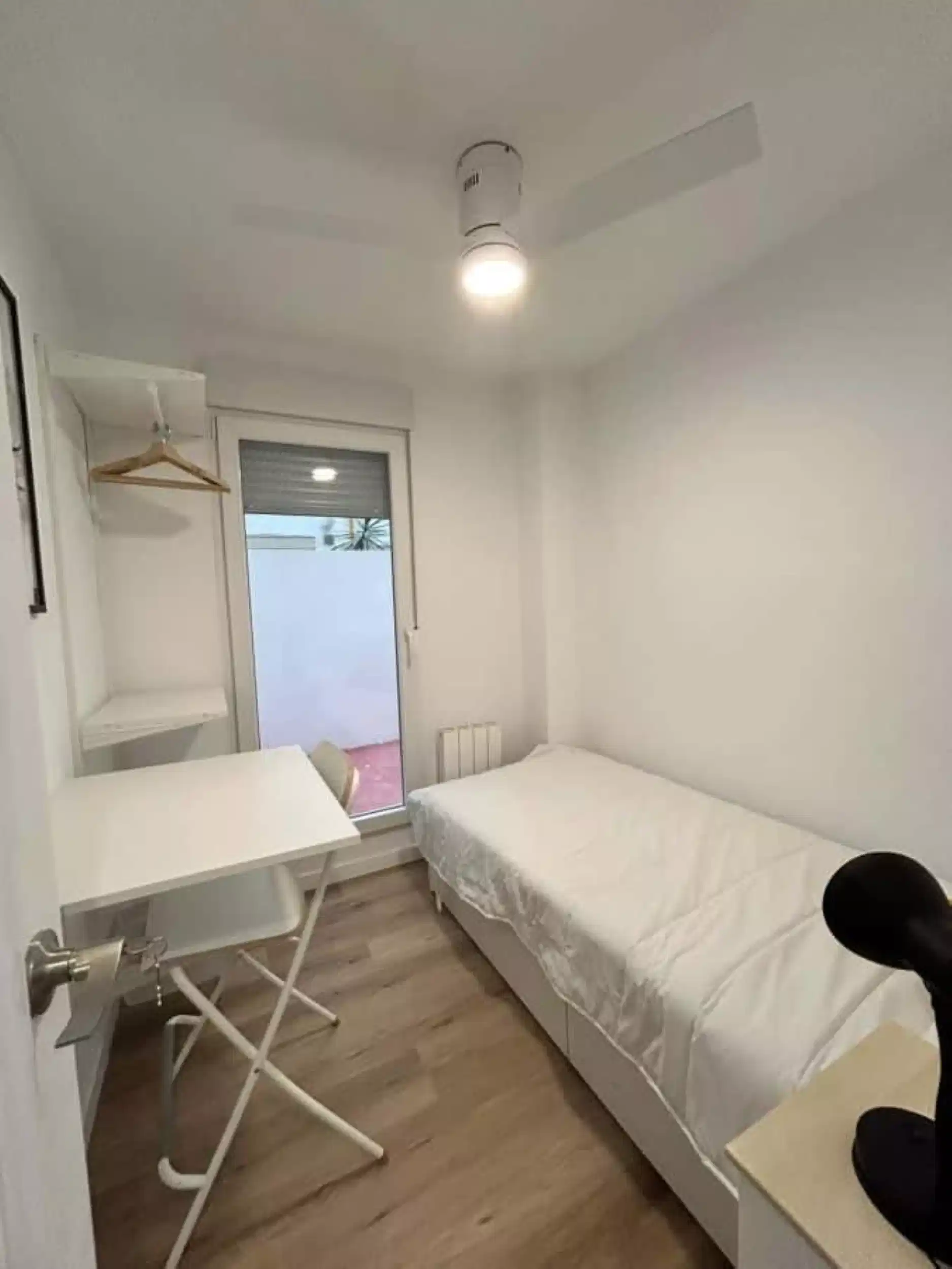 Exterior?w=400&h=260&fit=crop&q=40&auto=format&trim=auto