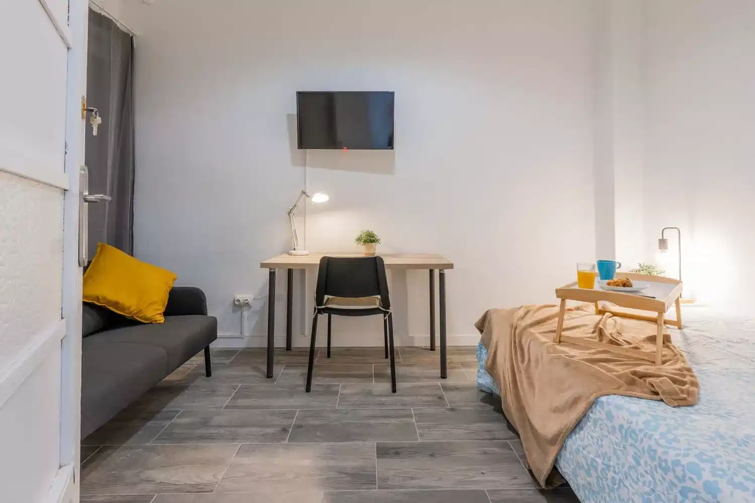 Exterior?w=400&h=260&fit=crop&q=40&auto=format&trim=auto