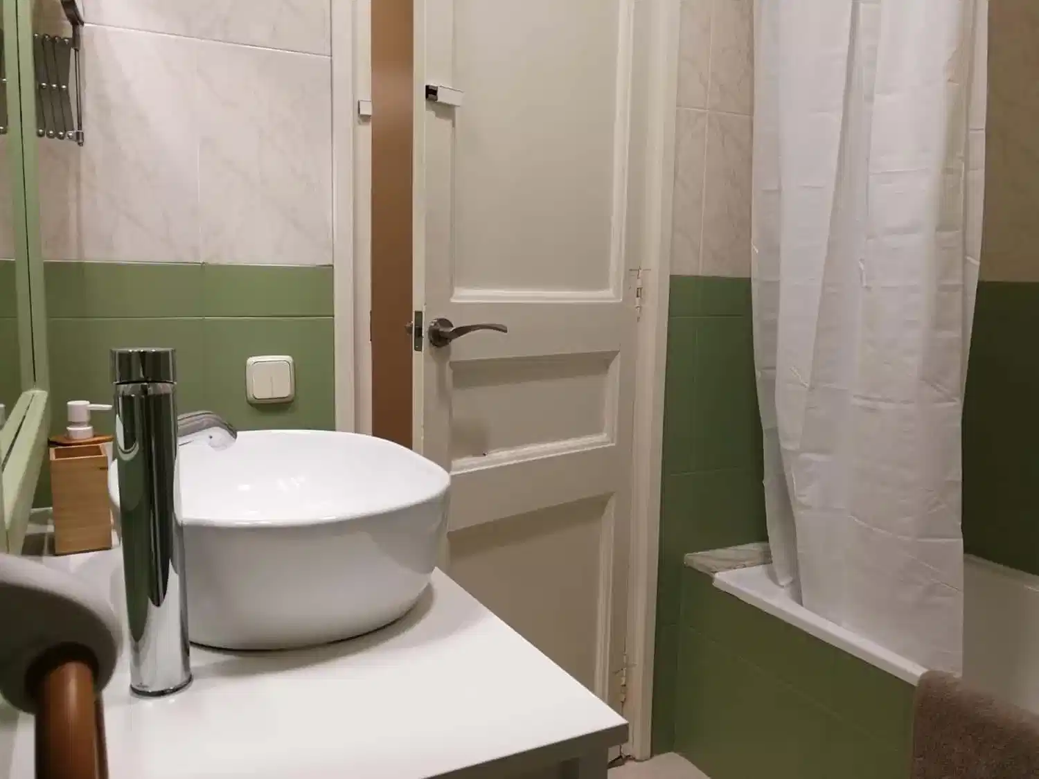 Exterior?w=400&h=260&fit=crop&q=40&auto=format&trim=auto