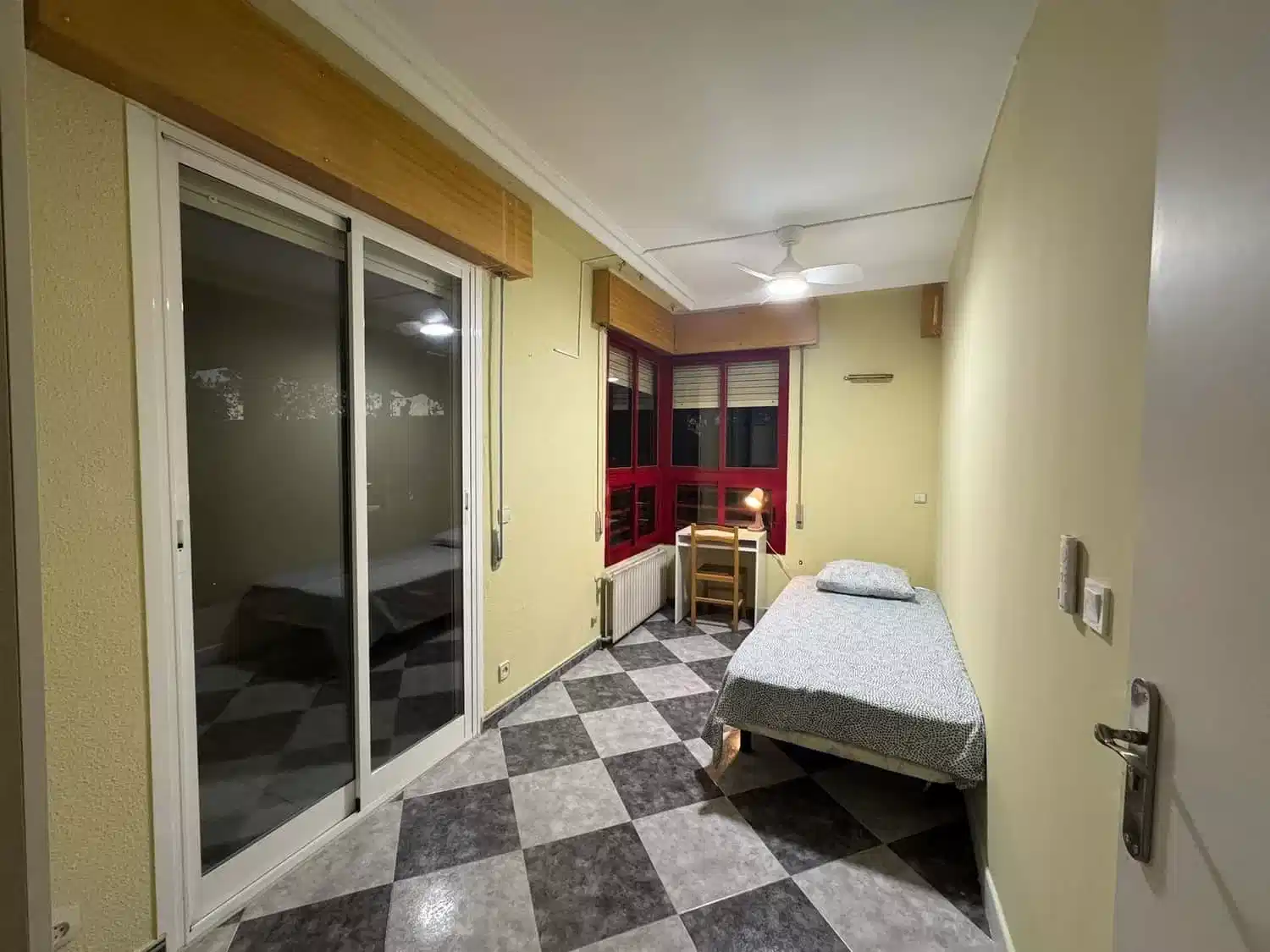 Common Area?w=400&h=260&fit=crop&q=40&auto=format&trim=auto