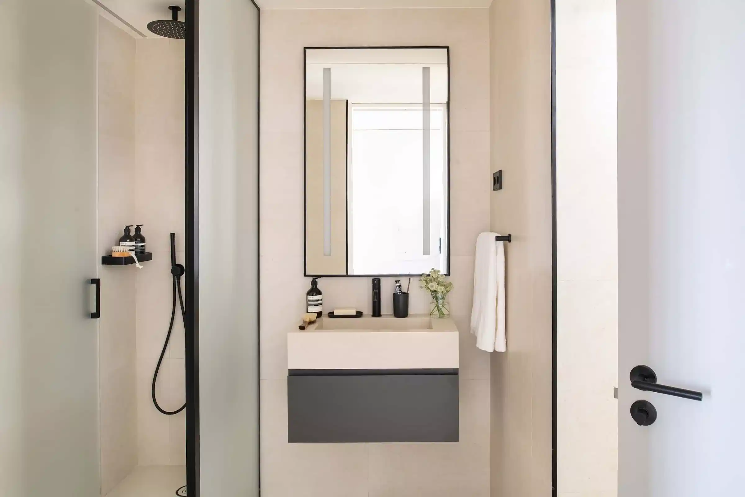 Exterior?w=400&h=260&fit=crop&q=40&auto=format&trim=auto