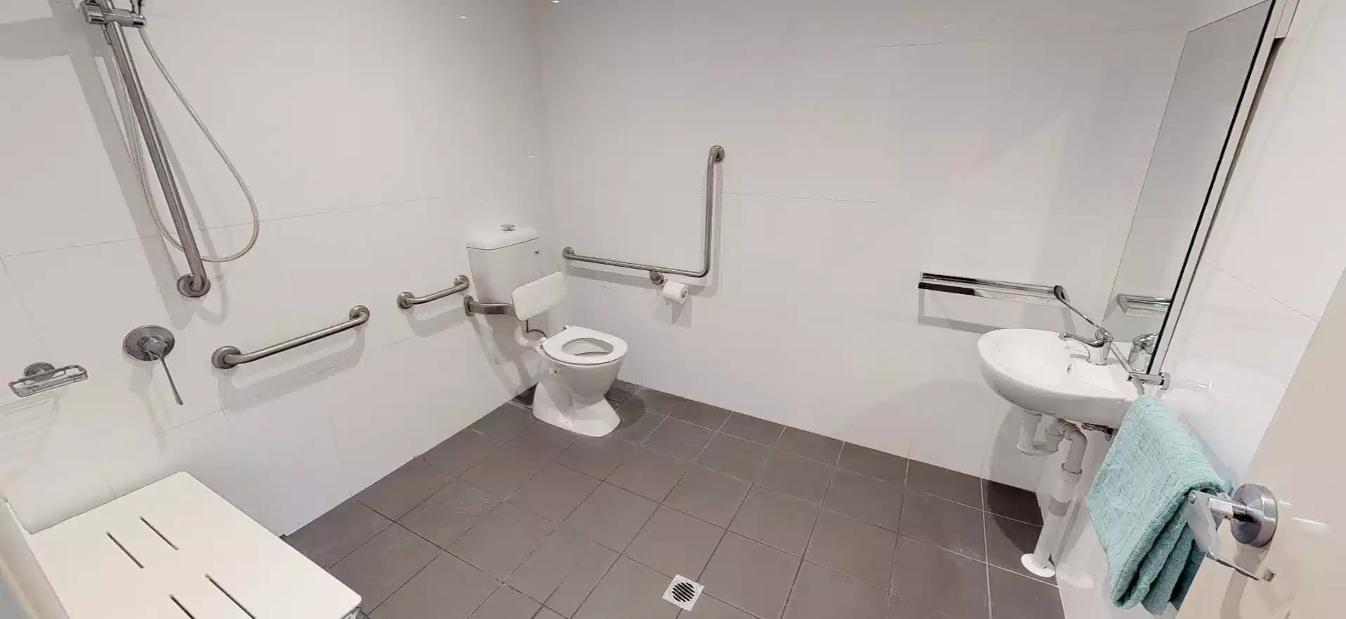 Exterior?w=400&h=260&fit=crop&q=40&auto=format&trim=auto