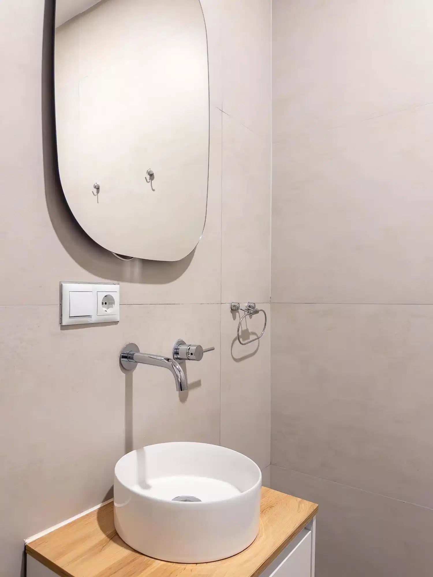 Exterior?w=400&h=260&fit=crop&q=40&auto=format&trim=auto