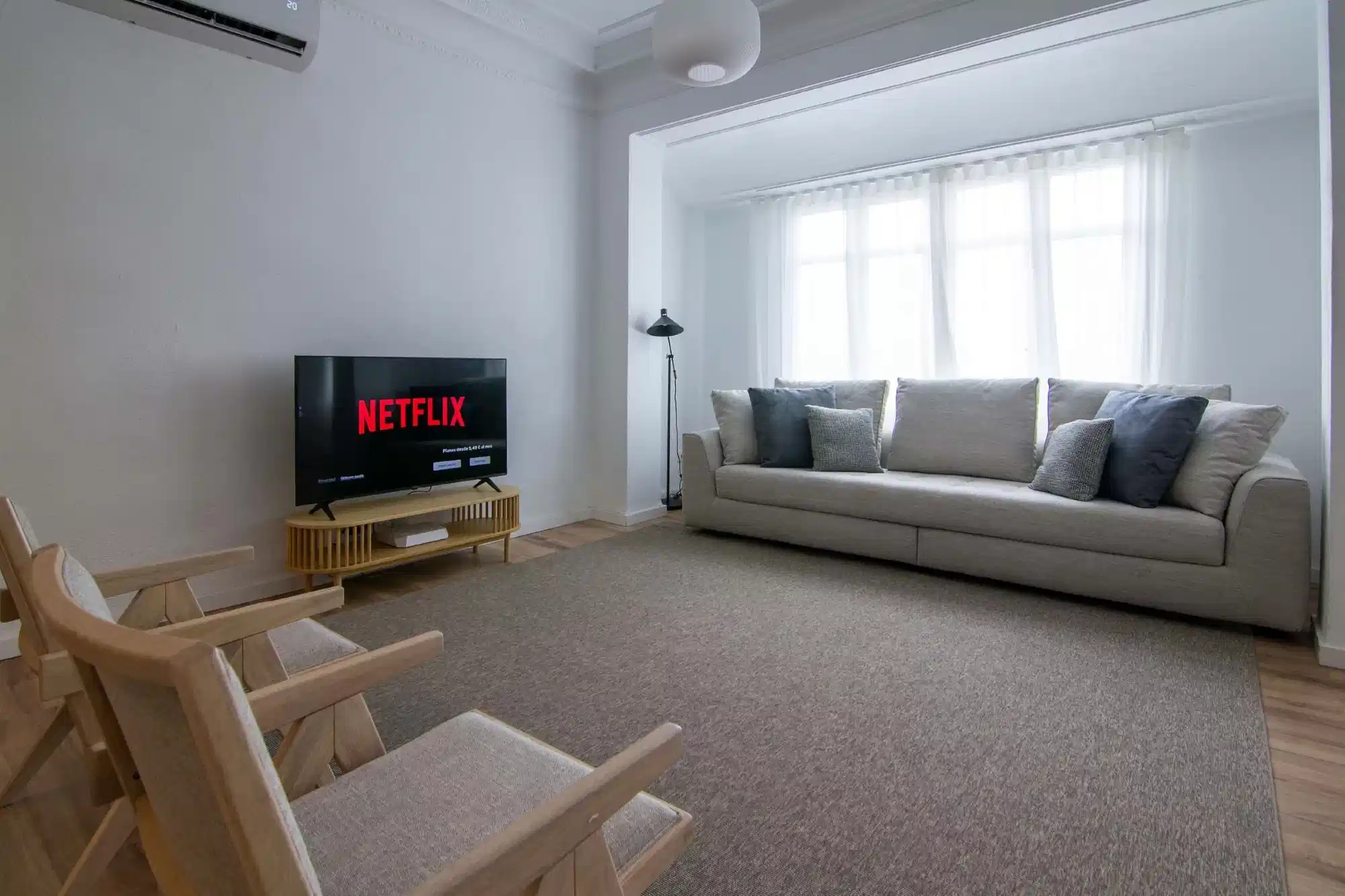 Exterior?w=400&h=260&fit=crop&q=40&auto=format&trim=auto