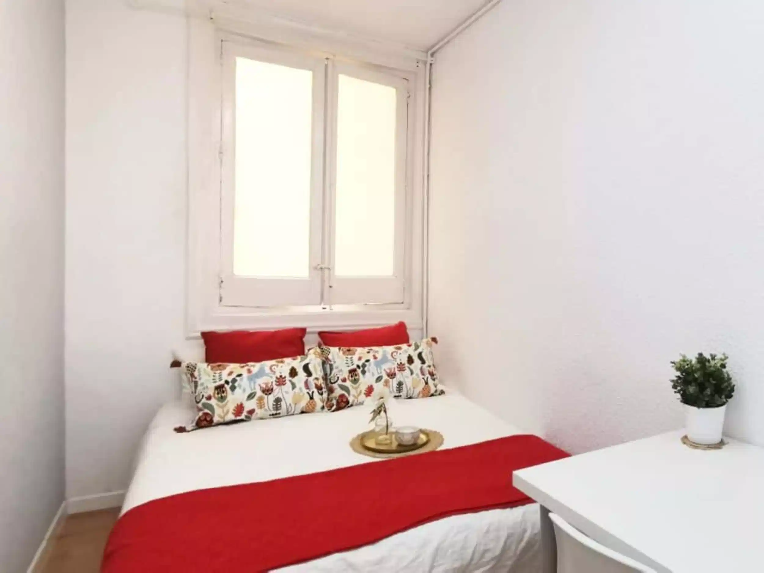 Exterior?w=400&h=260&fit=crop&q=40&auto=format&trim=auto