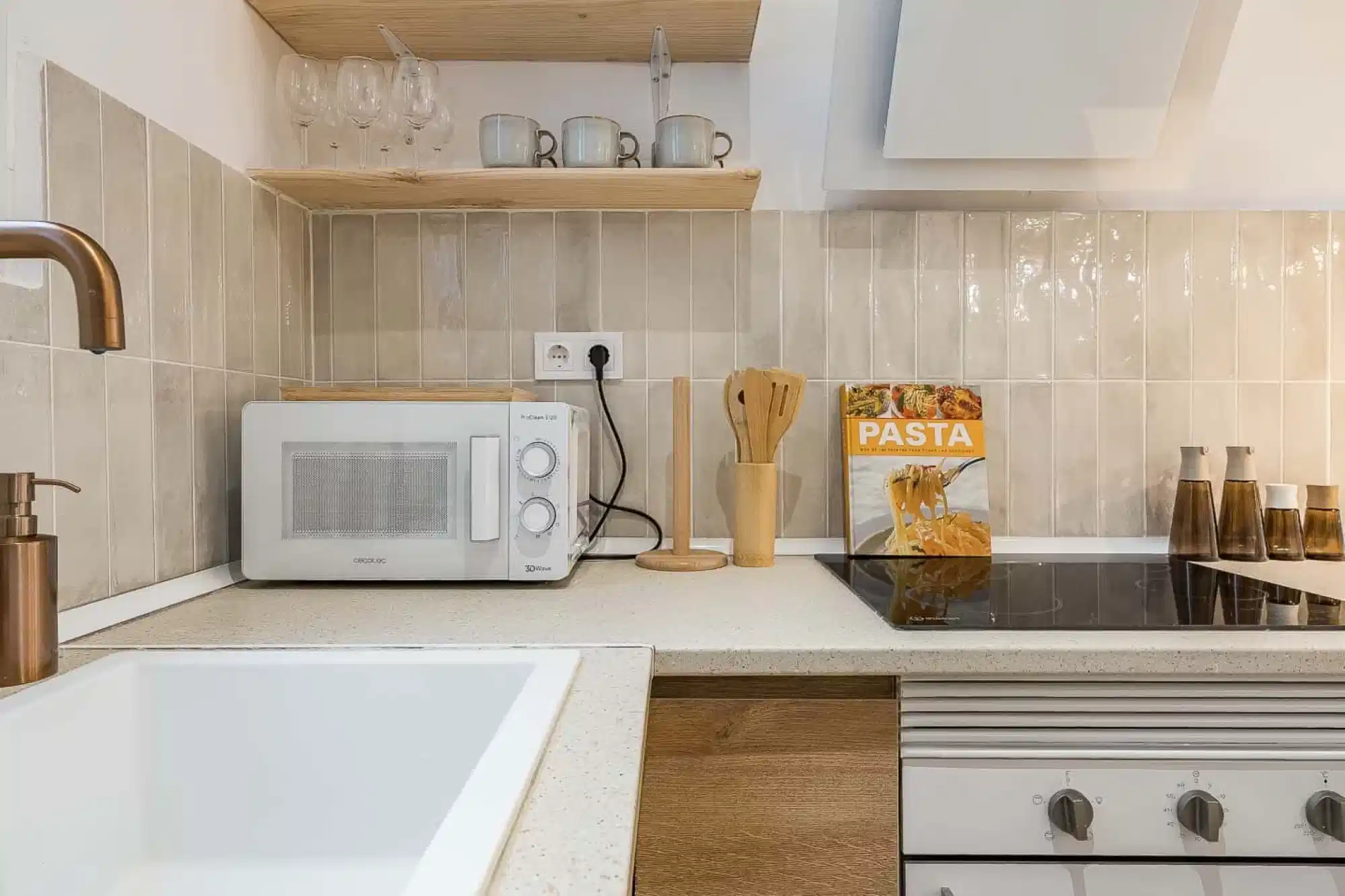 Exterior?w=400&h=260&fit=crop&q=40&auto=format&trim=auto