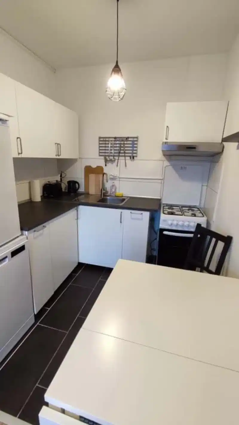 Exterior?w=400&h=260&fit=crop&q=40&auto=format&trim=auto