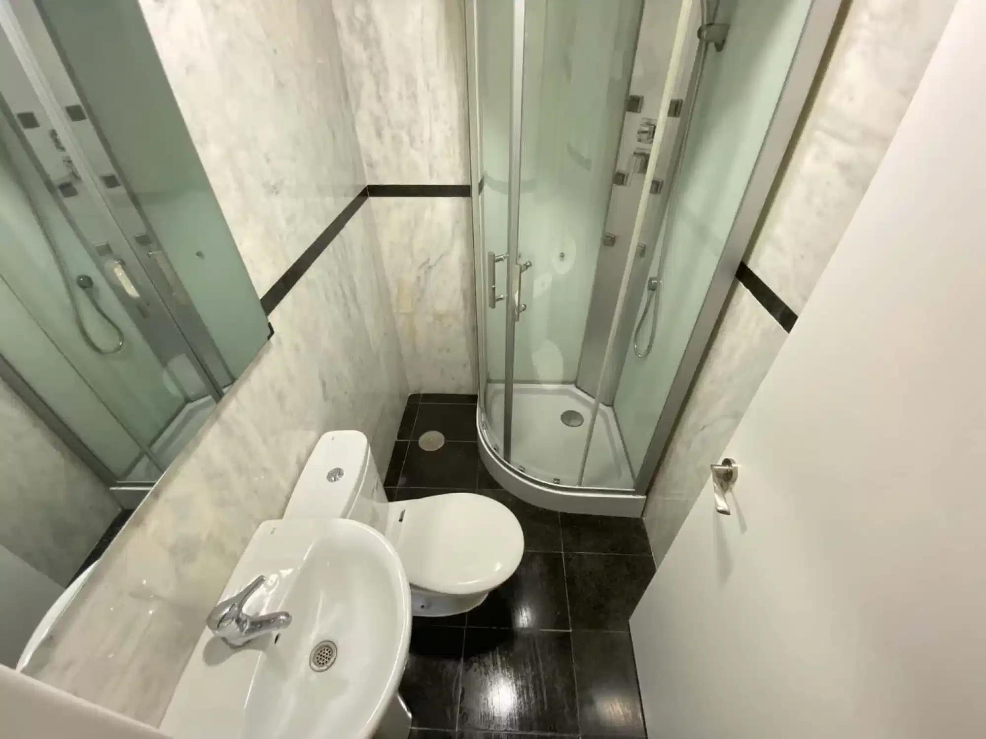 Common Area?w=400&h=260&fit=crop&q=40&auto=format&trim=auto