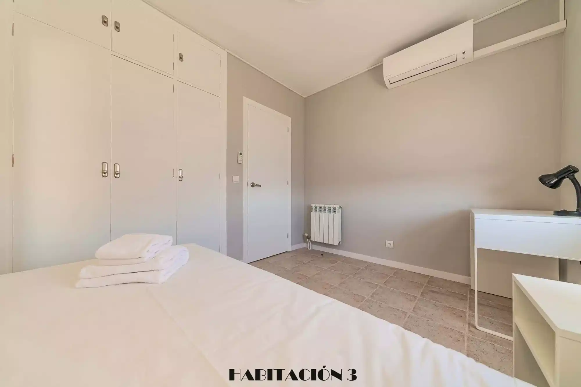 Common Area?w=400&h=260&fit=crop&q=40&auto=format&trim=auto