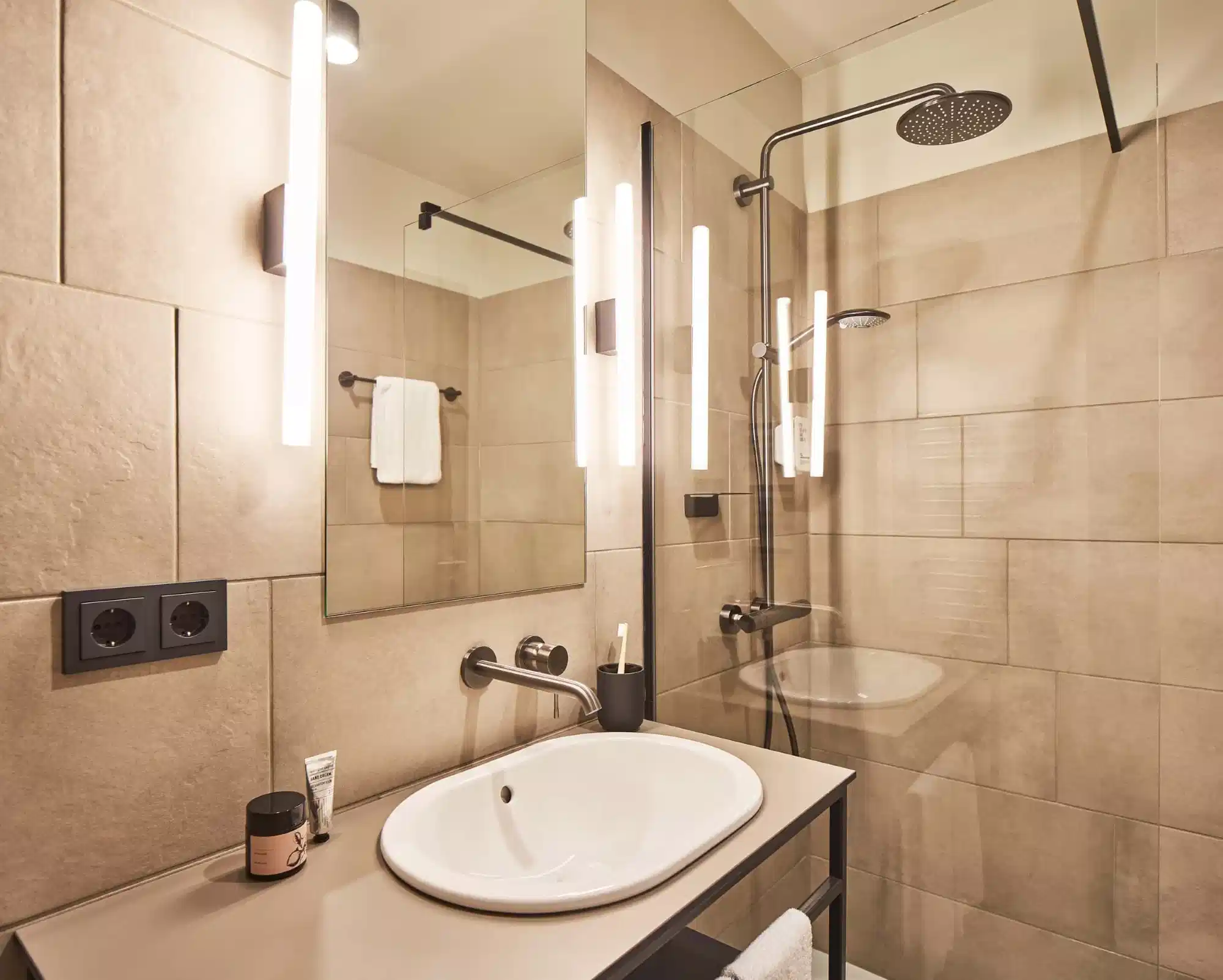 Common Area?w=400&h=260&fit=crop&q=40&auto=format&trim=auto