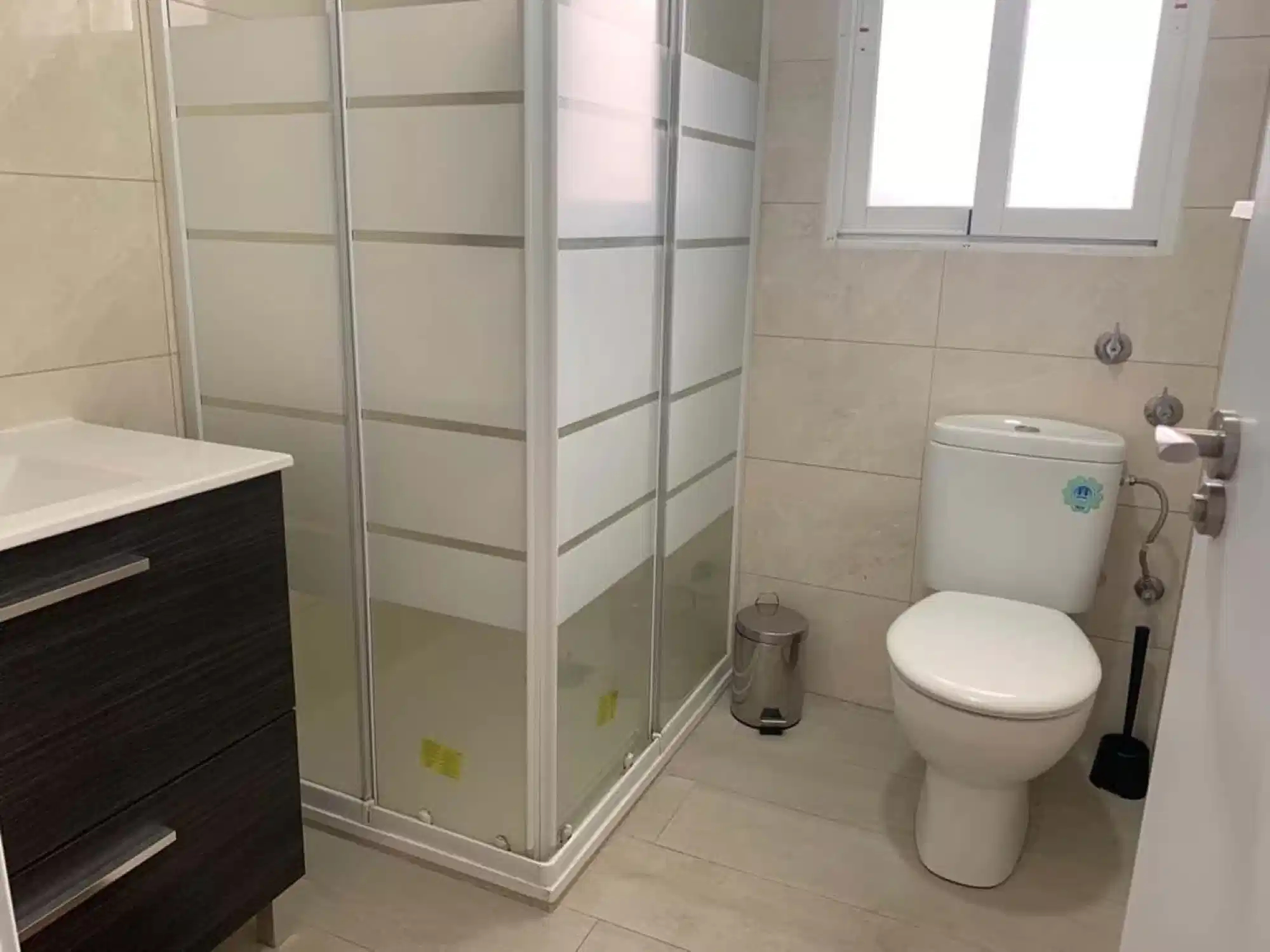 Common Area?w=400&h=260&fit=crop&q=40&auto=format&trim=auto