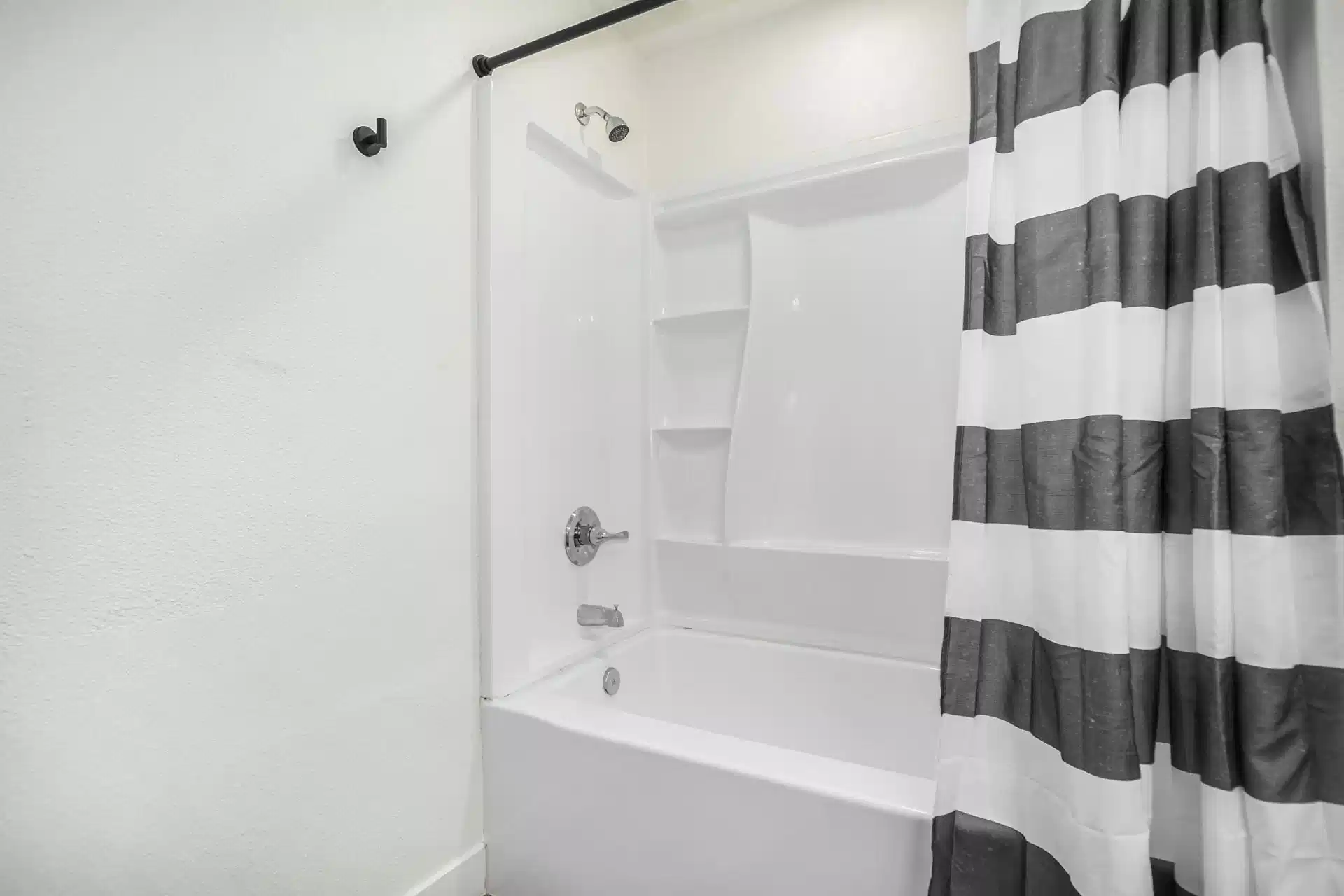 #20467: Room in 8 Bed 3 Bath - Bathroom?w=400&h=260&fit=crop&q=40&auto=format&trim=auto