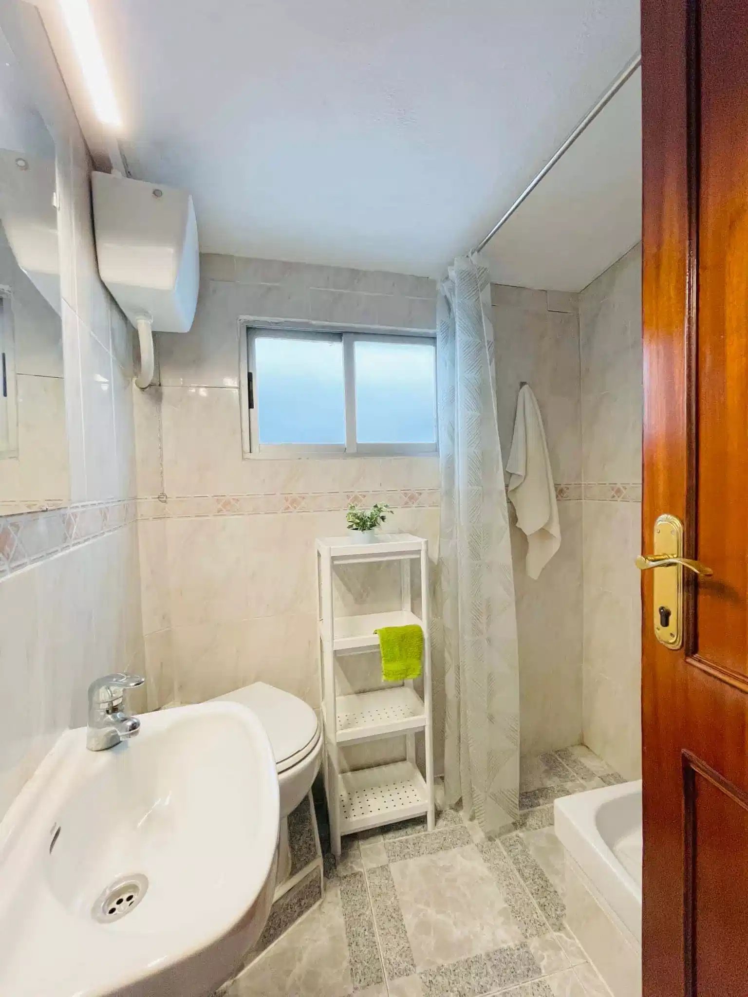 Exterior?w=400&h=260&fit=crop&q=40&auto=format&trim=auto