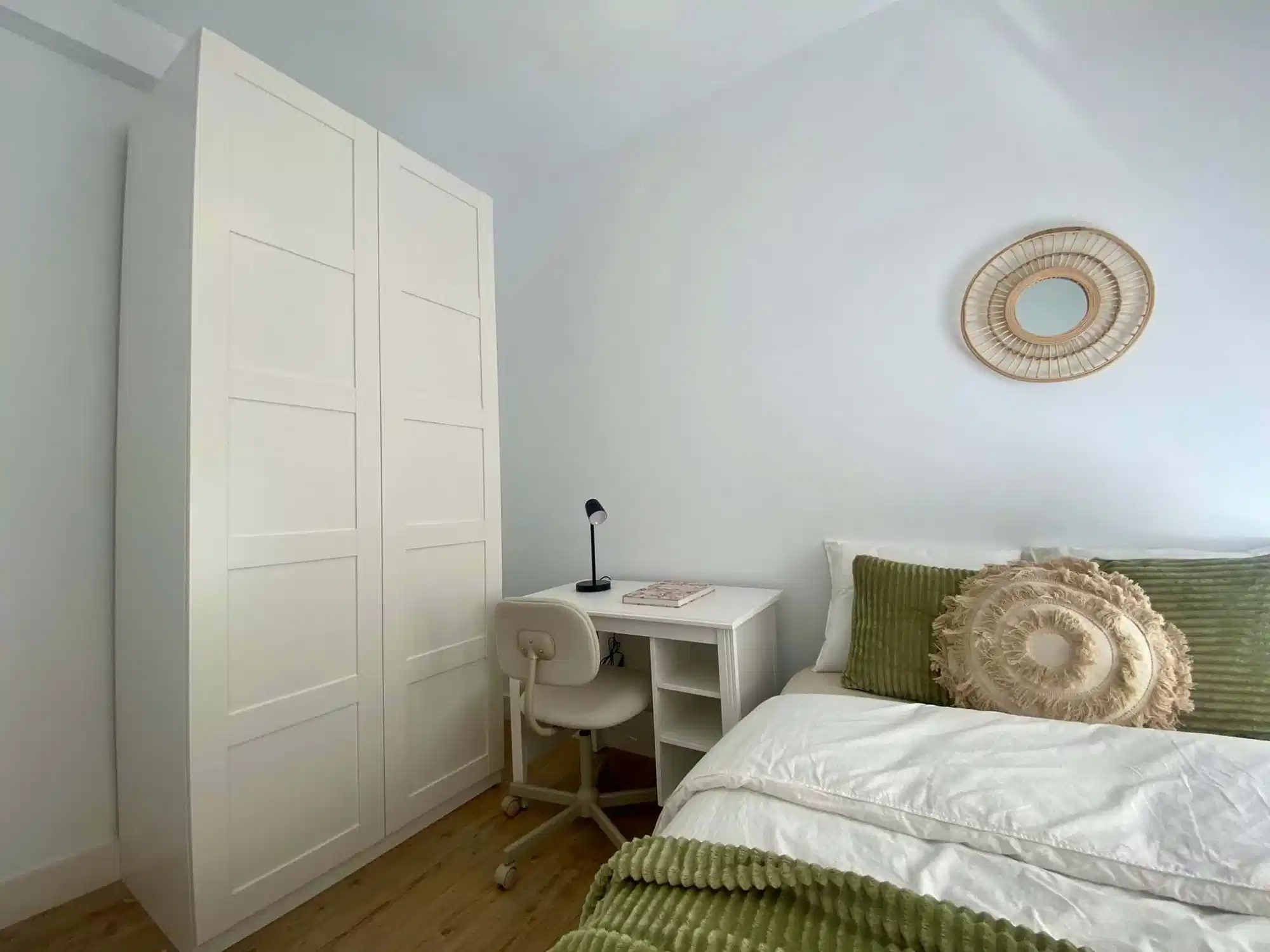 Exterior?w=400&h=260&fit=crop&q=40&auto=format&trim=auto