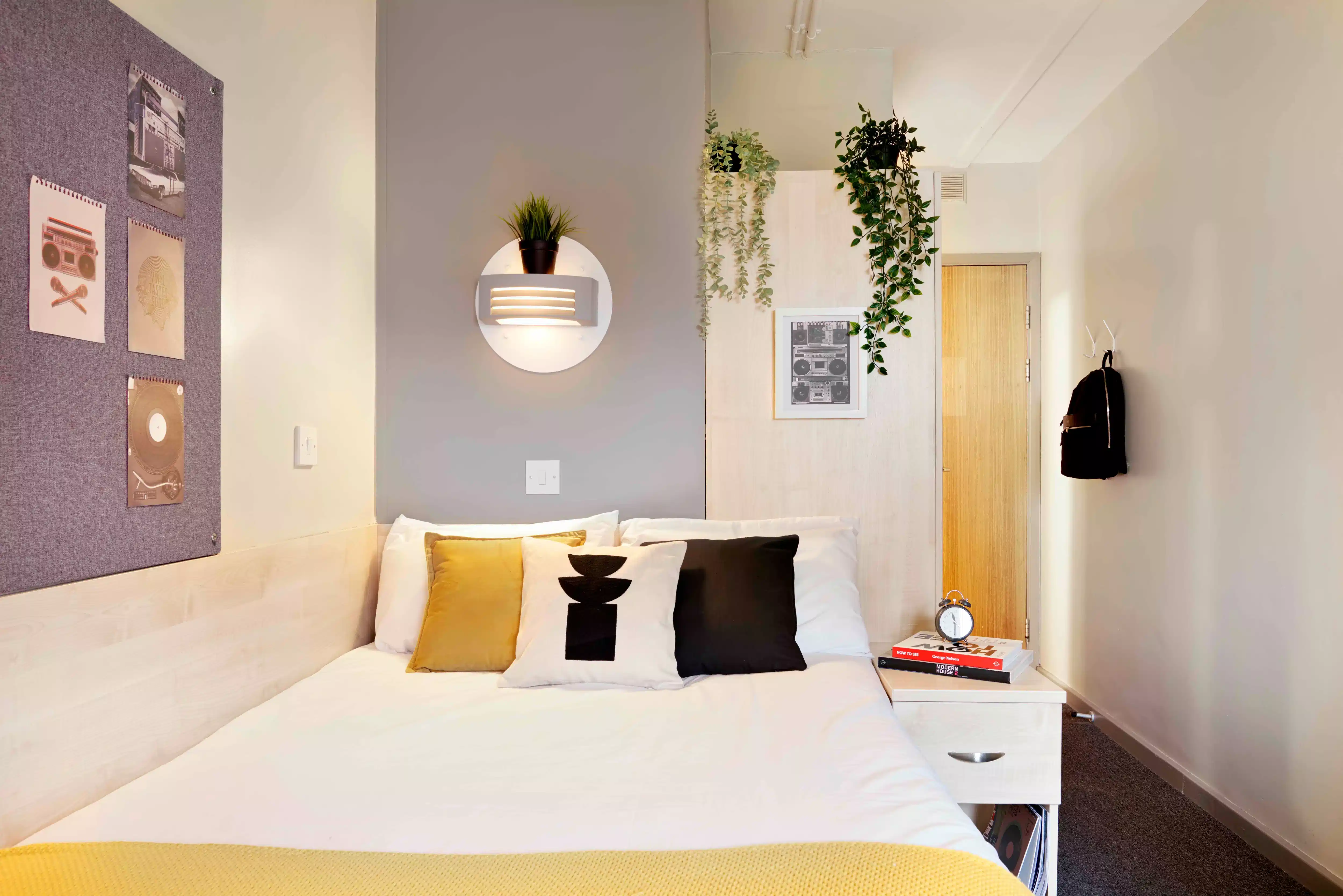 Bathroom?w=400&h=260&fit=crop&q=40&auto=format&trim=auto