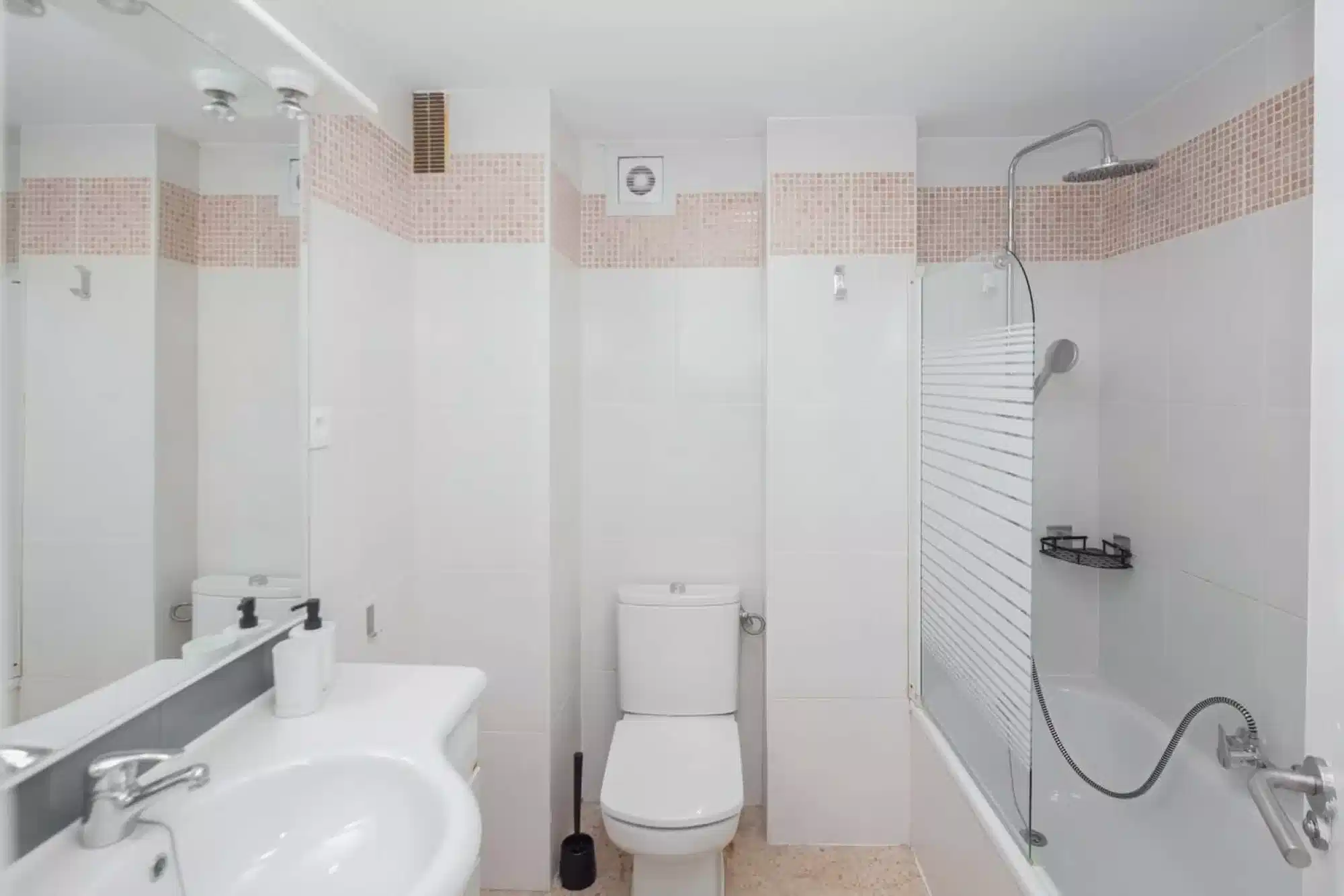 Exterior?w=400&h=260&fit=crop&q=40&auto=format&trim=auto