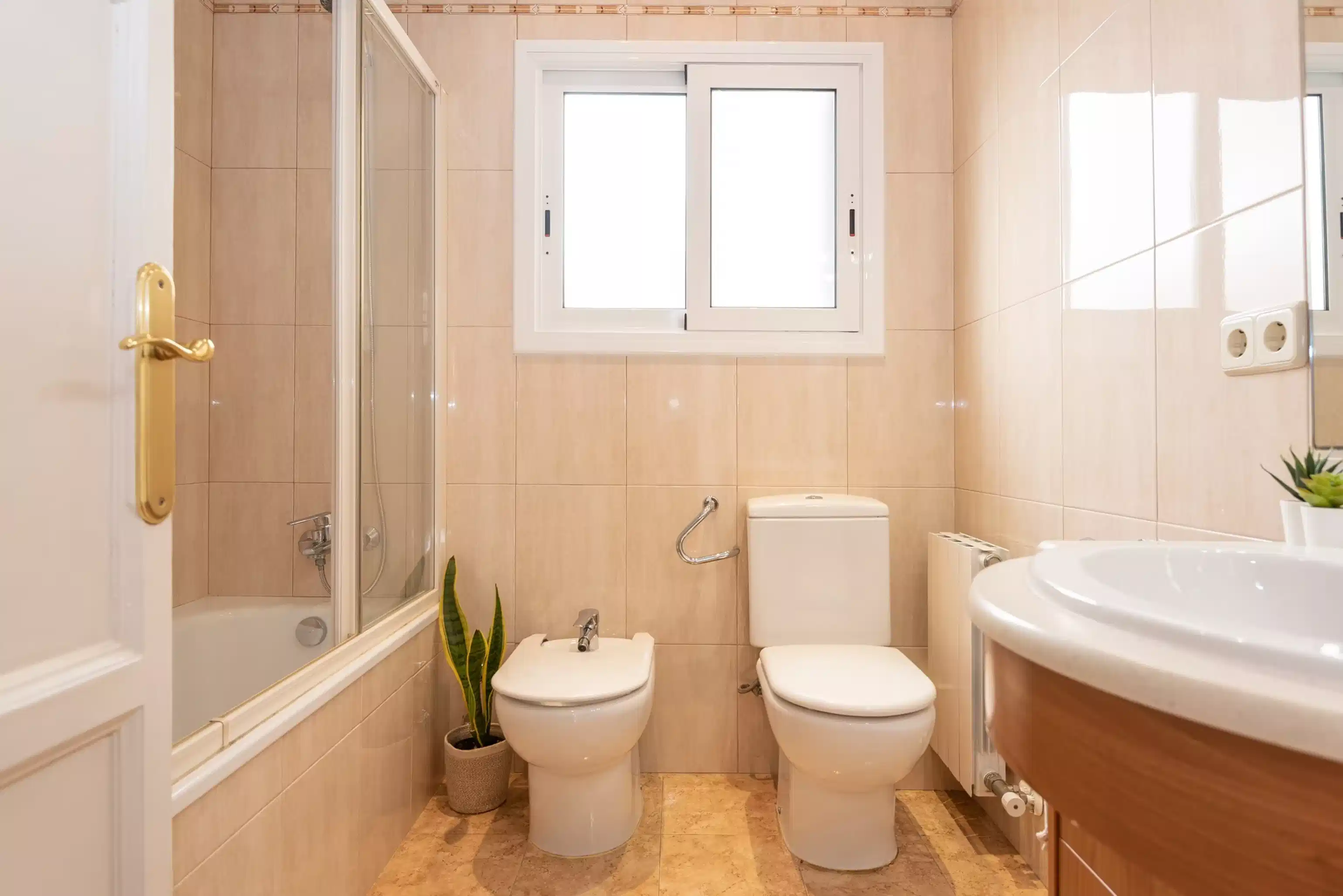 Room in 7 Bed 3 Bath | Ganduxer - Bedroom?w=400&h=260&fit=crop&q=40&auto=format&trim=auto