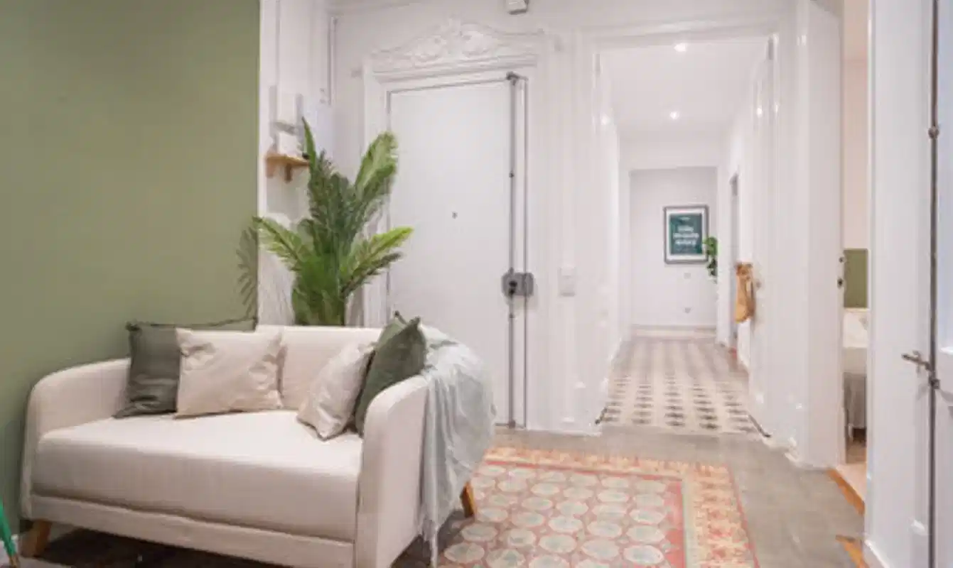 Exterior?w=400&h=260&fit=crop&q=40&auto=format&trim=auto