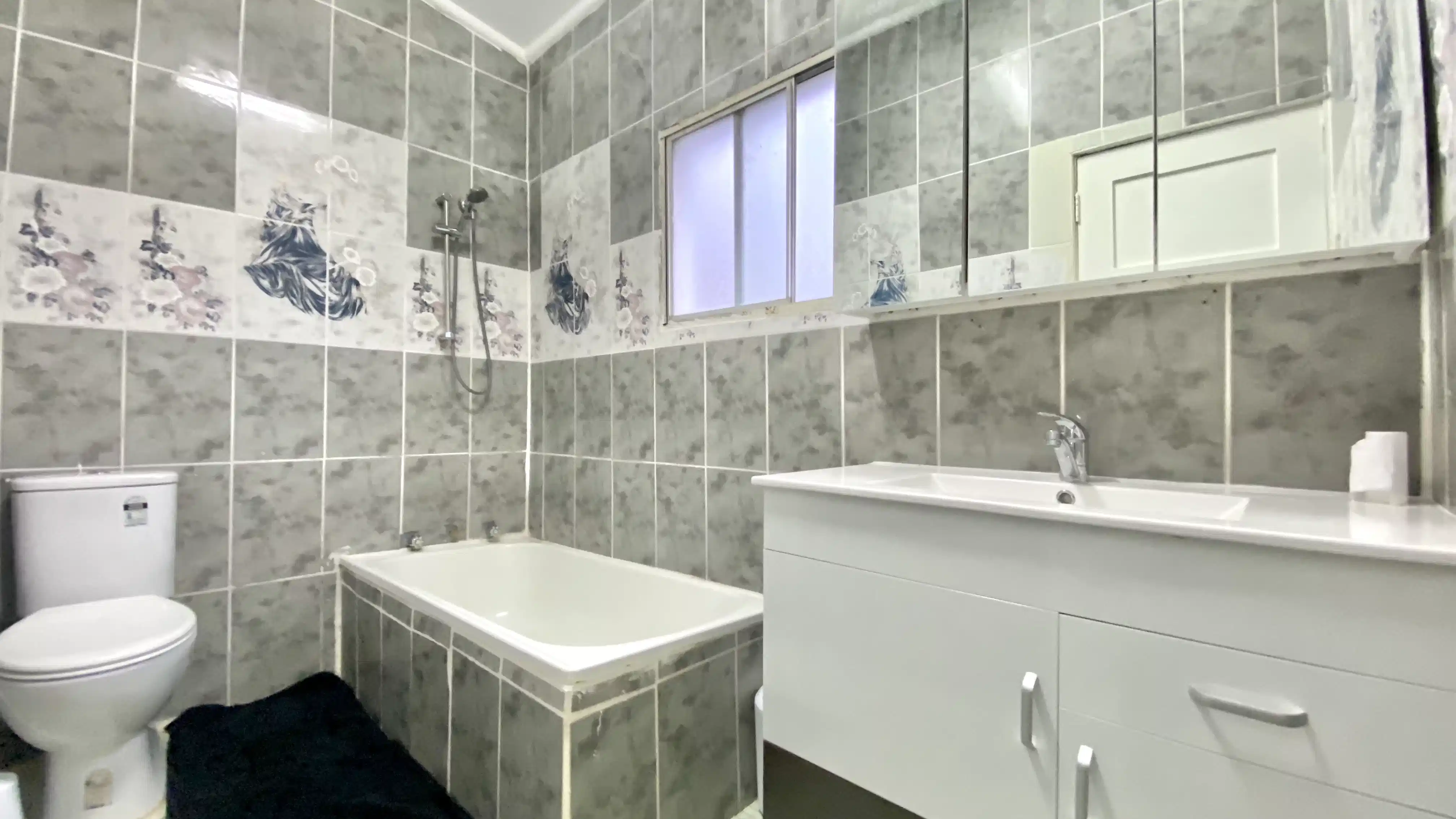 Exterior?w=400&h=260&fit=crop&q=40&auto=format&trim=auto