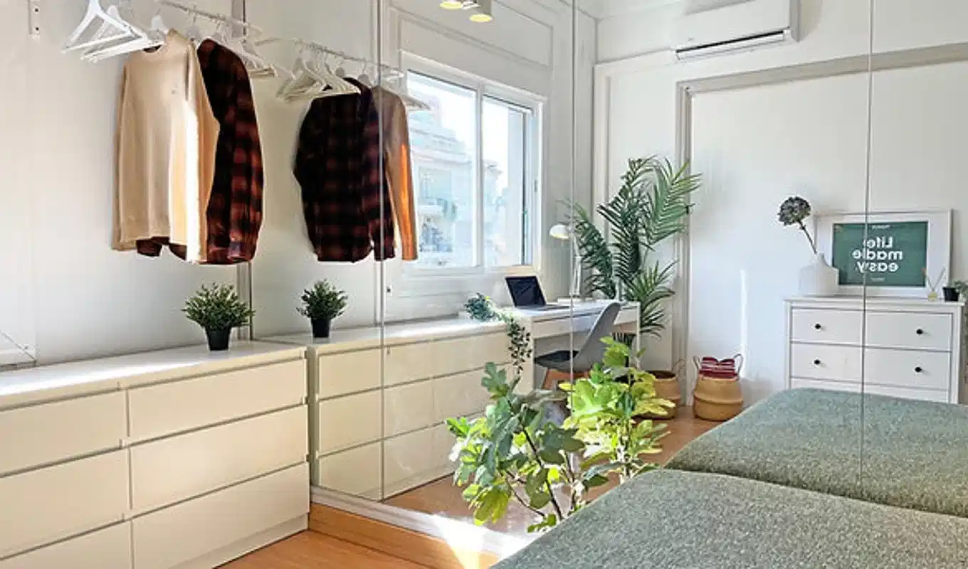 Exterior?w=400&h=260&fit=crop&q=40&auto=format&trim=auto