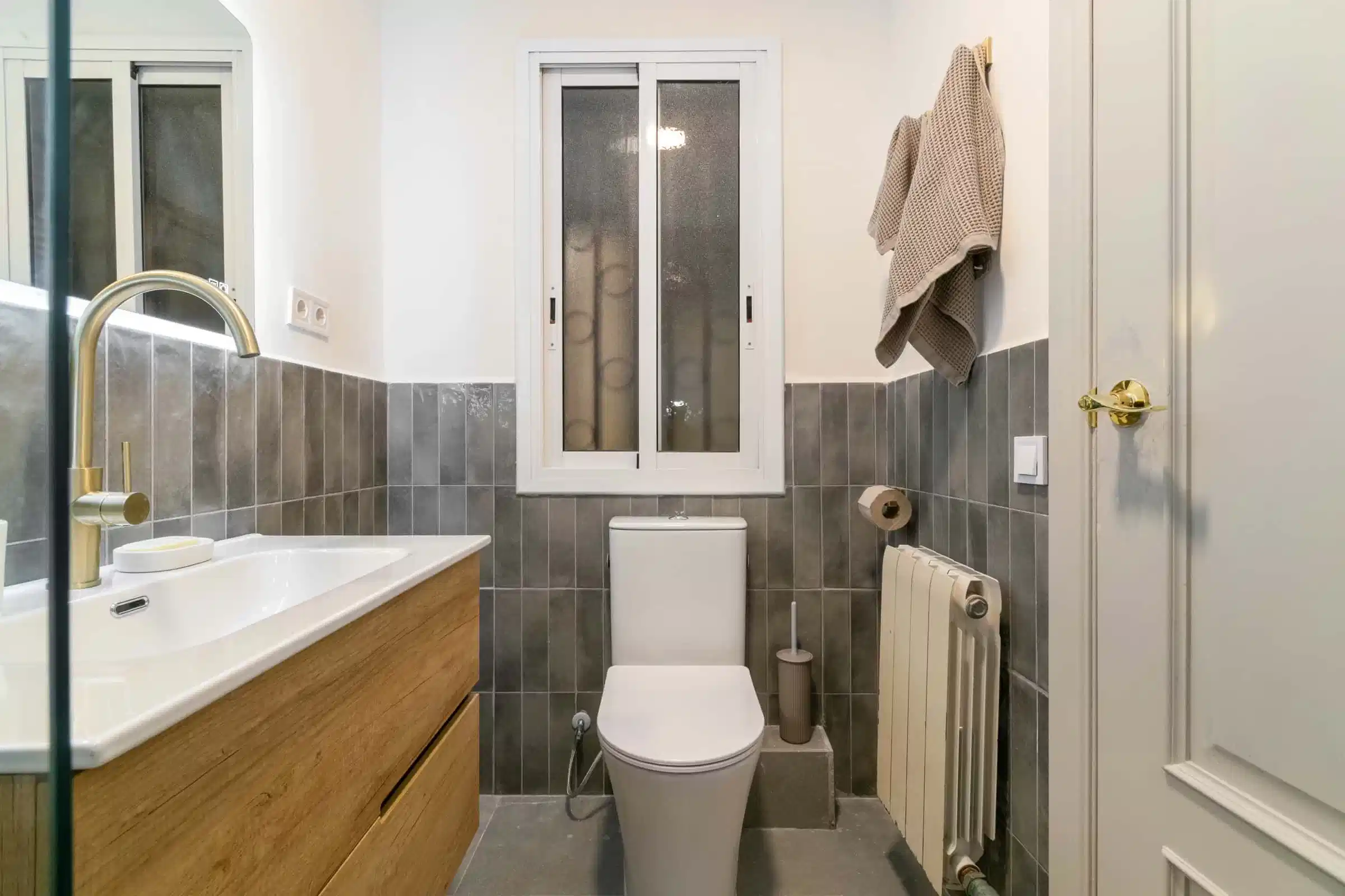 Exterior?w=400&h=260&fit=crop&q=40&auto=format&trim=auto