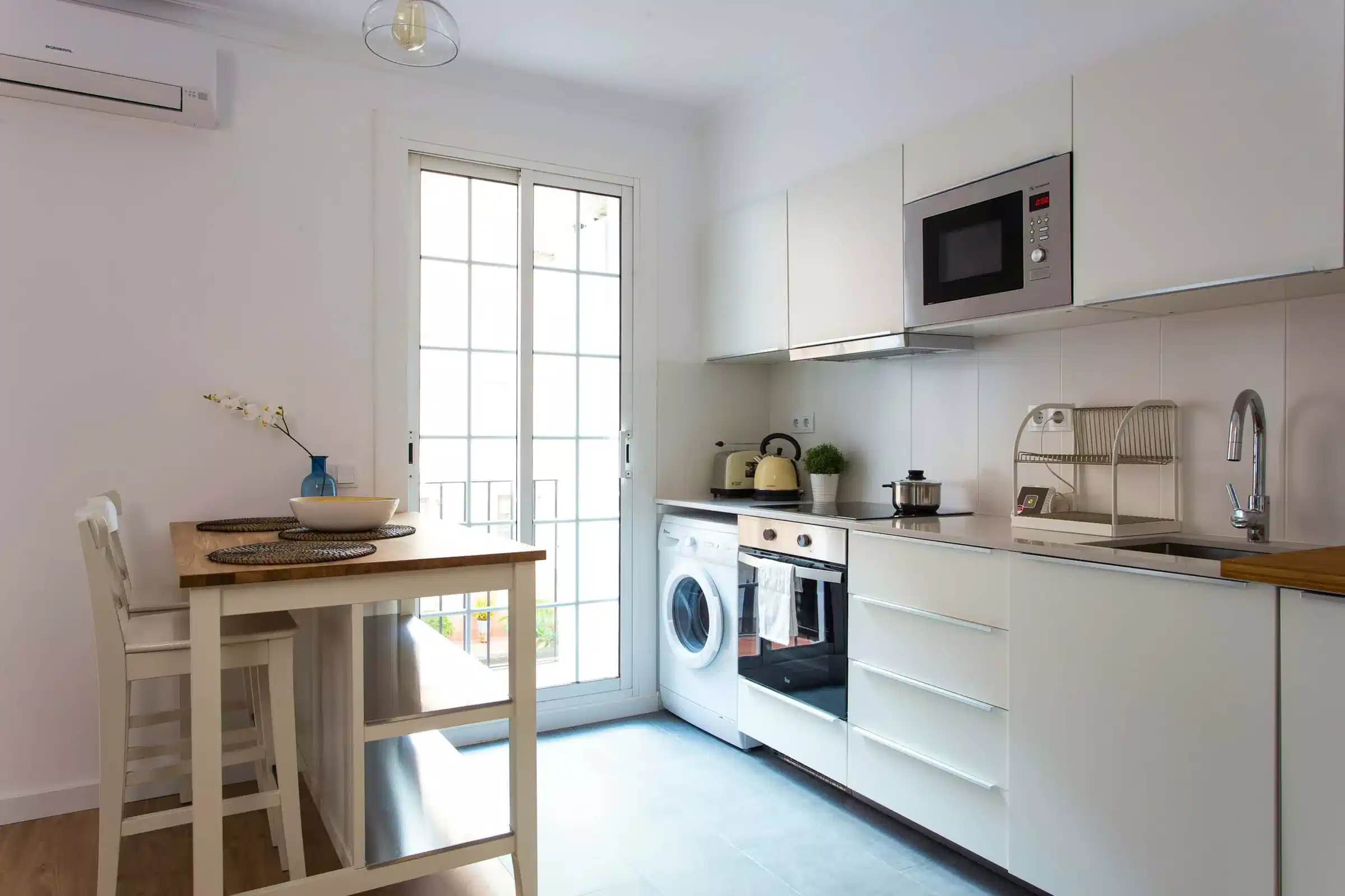 Exterior?w=400&h=260&fit=crop&q=40&auto=format&trim=auto