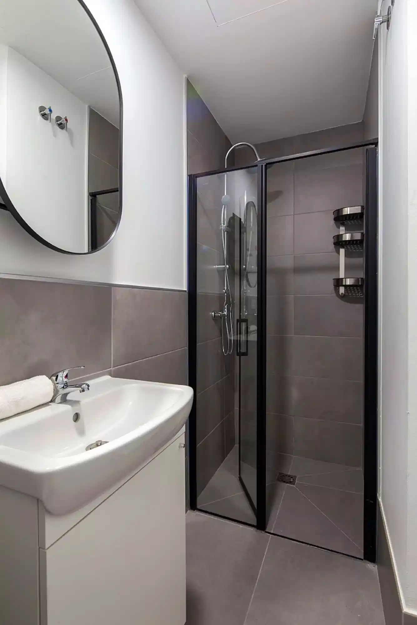 Exterior?w=400&h=260&fit=crop&q=40&auto=format&trim=auto