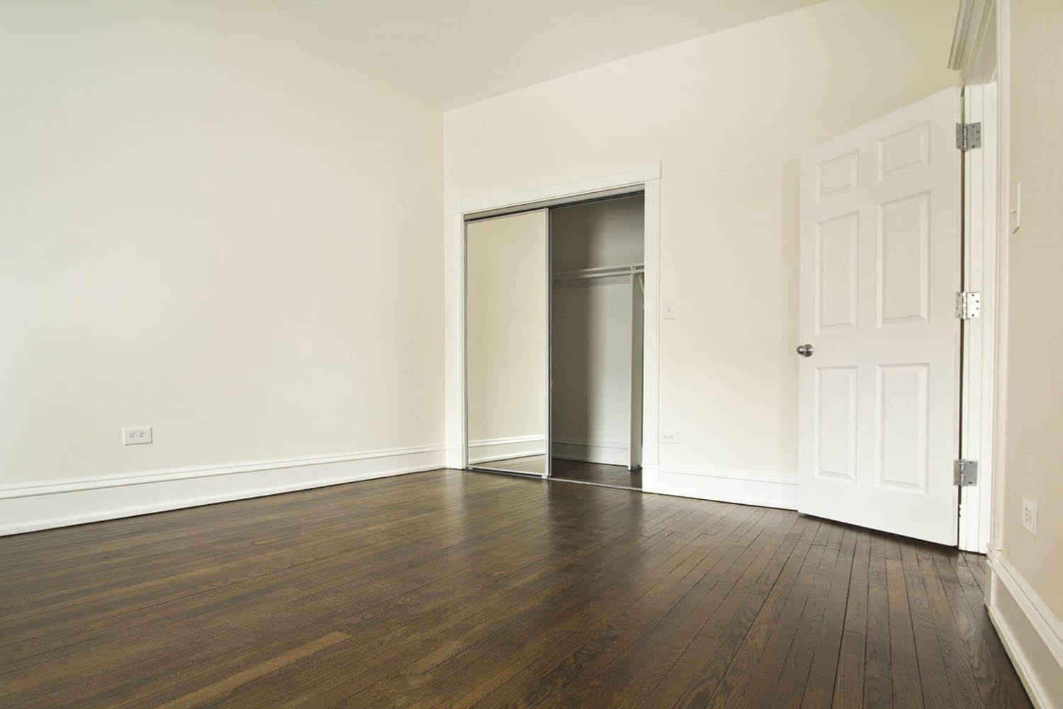 Exterior?w=400&h=260&fit=crop&q=40&auto=format&trim=auto