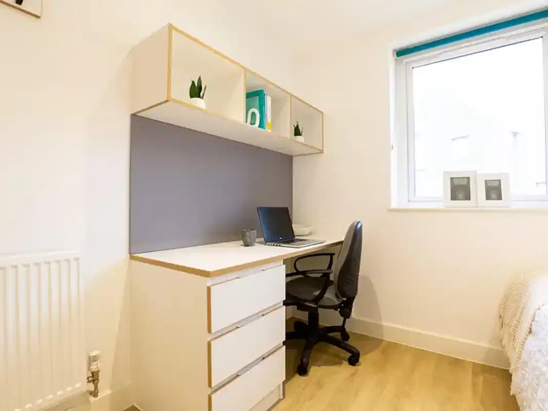 Common Area?w=400&h=260&fit=crop&q=40&auto=format&trim=auto