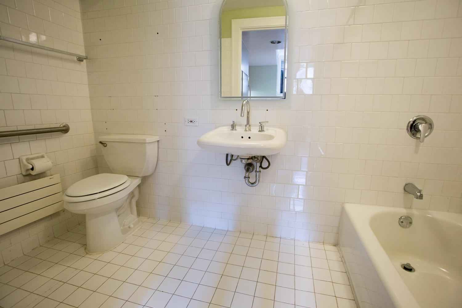 5535 S. Kimbark Avenue, Chicago - Chicago, Illinois, United States - Bathroom