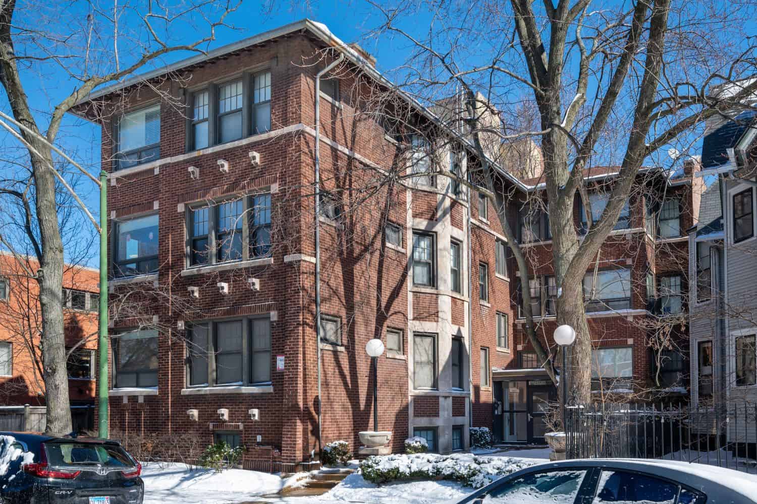 Room?w=400&h=260&fit=crop&q=40&auto=format&trim=auto